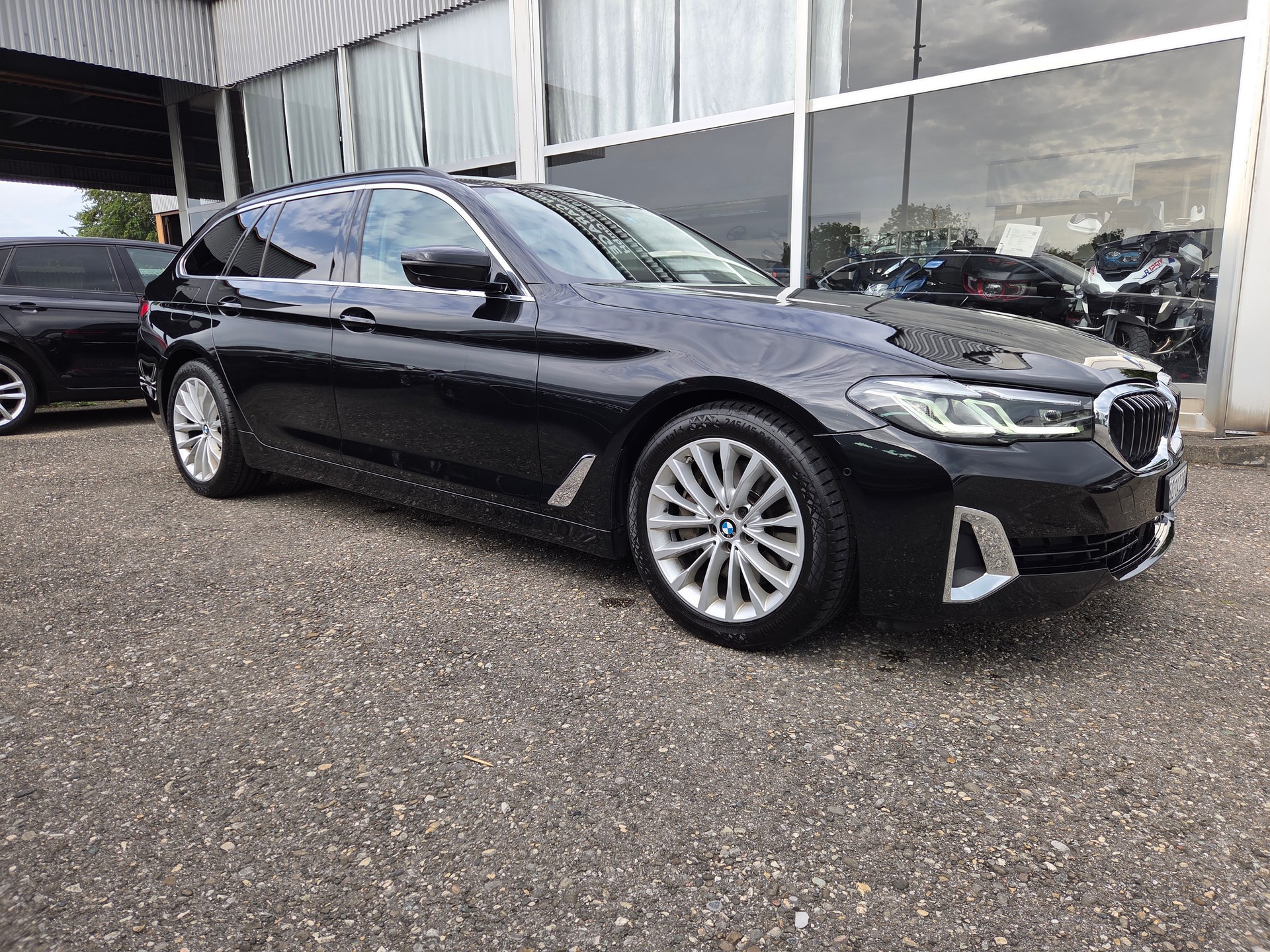 BMW 530d xDrive 48V Touring Luxury Line Steptronic-image-0