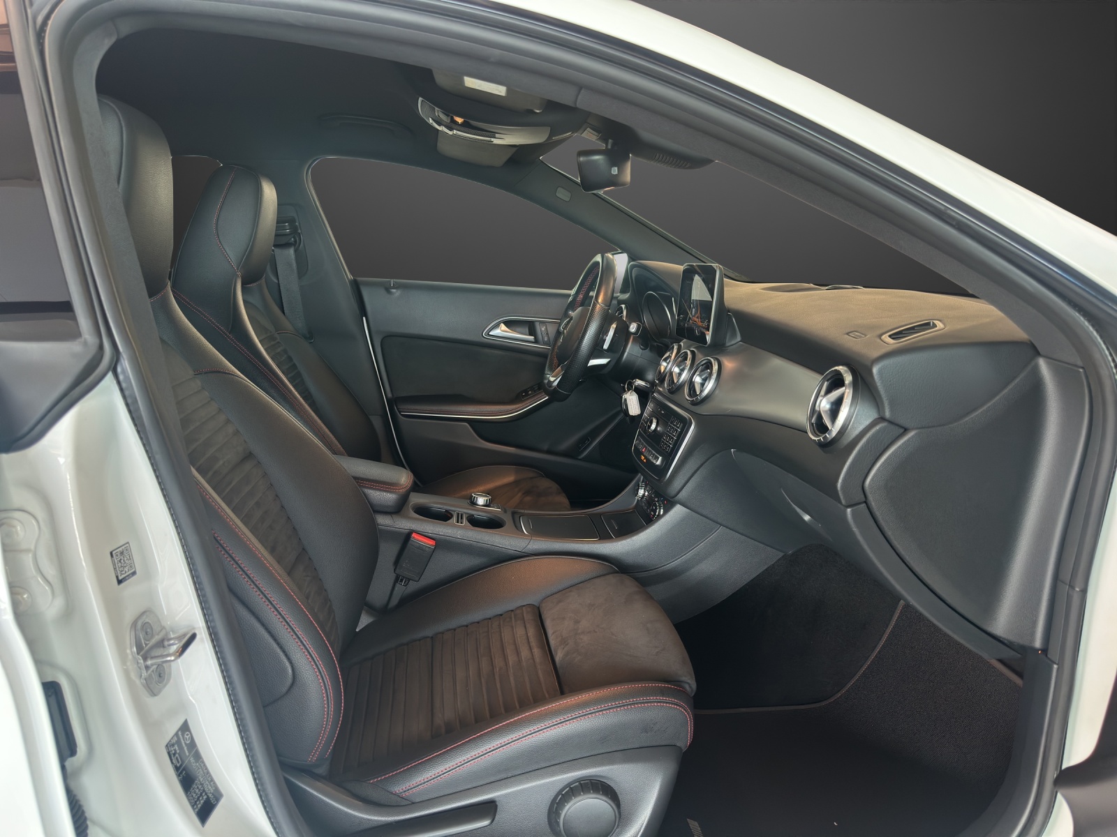 MERCEDES-BENZ CLA 220 4Matic-image-10