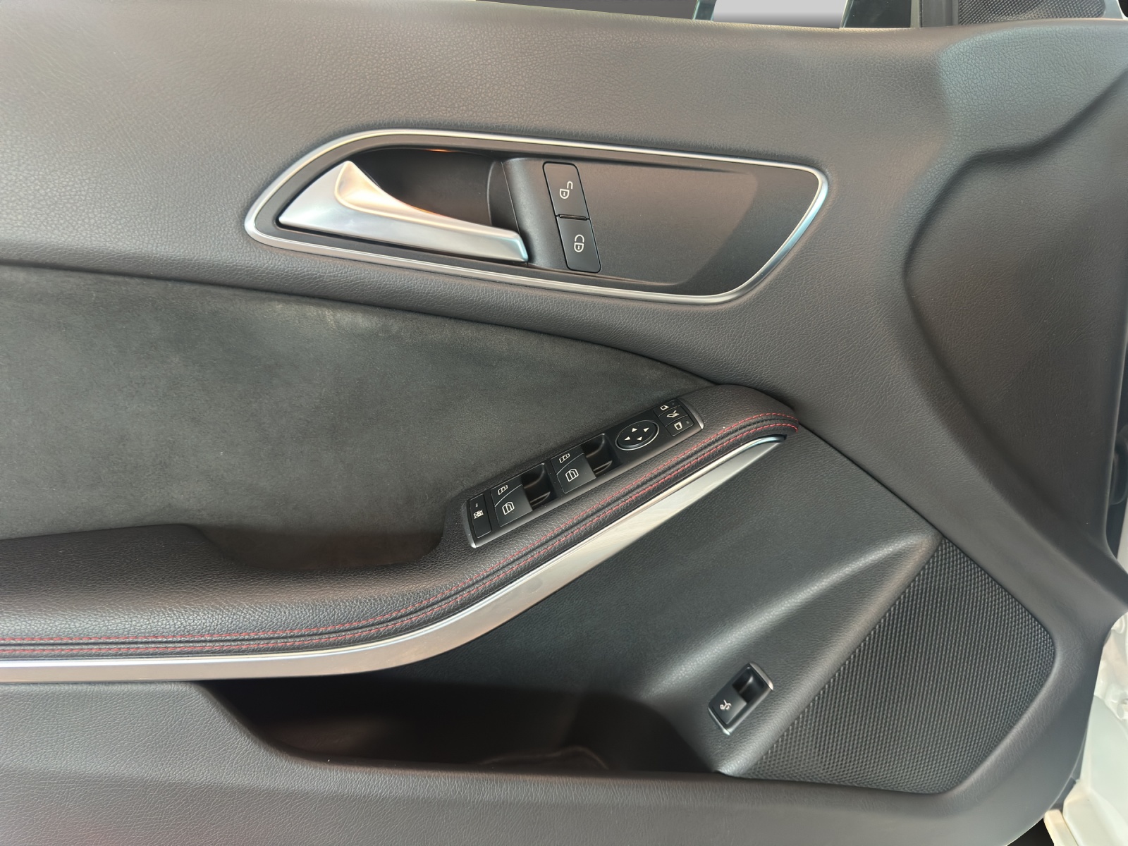 MERCEDES-BENZ CLA 220 4Matic-image-12