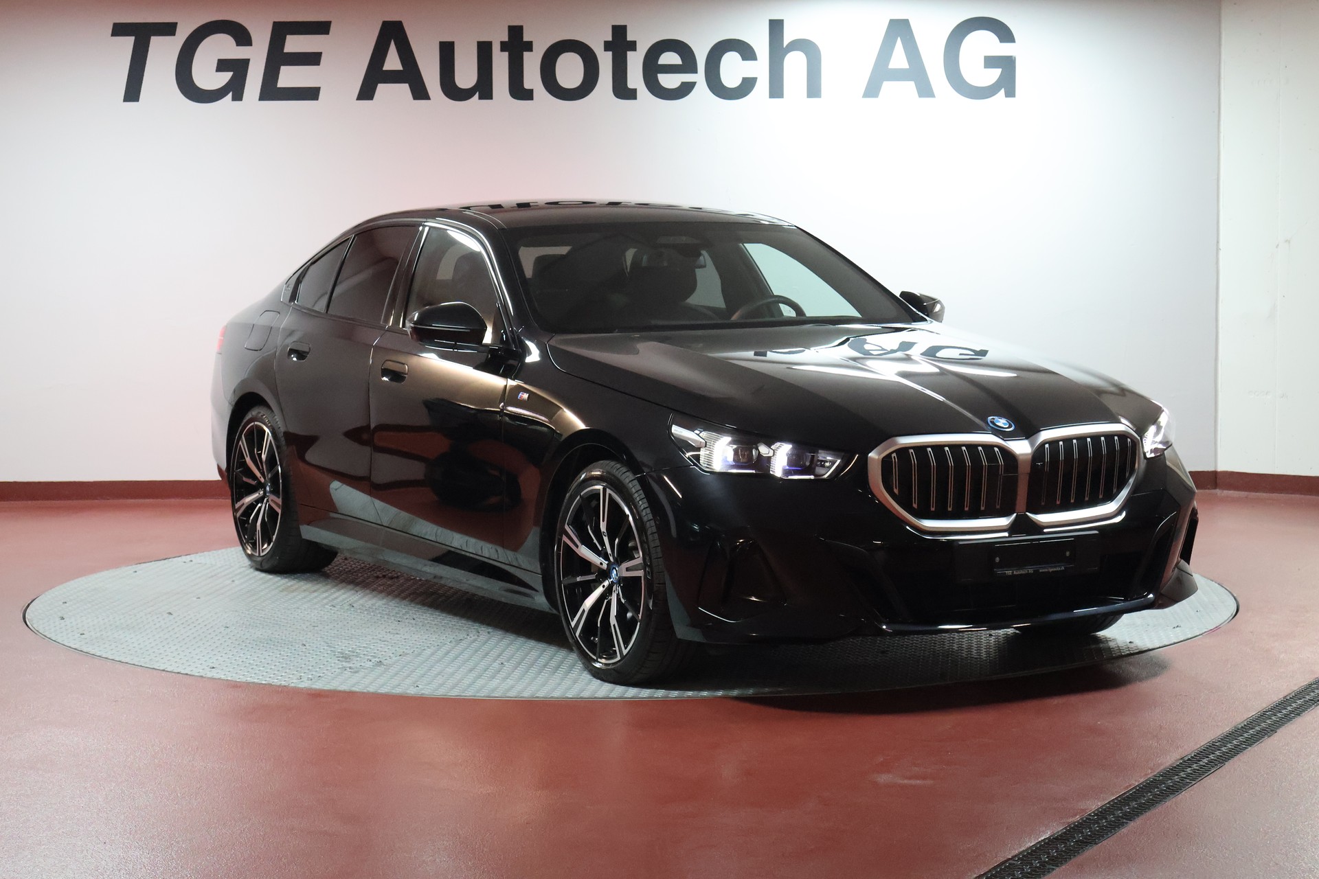 BMW 550e xDrive M Sport Steptronic-image-2