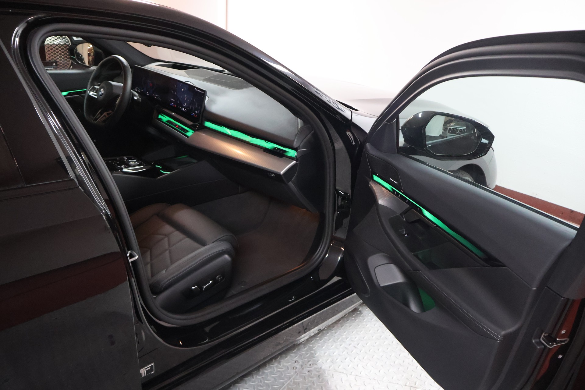 BMW 550e xDrive M Sport Steptronic-image-15