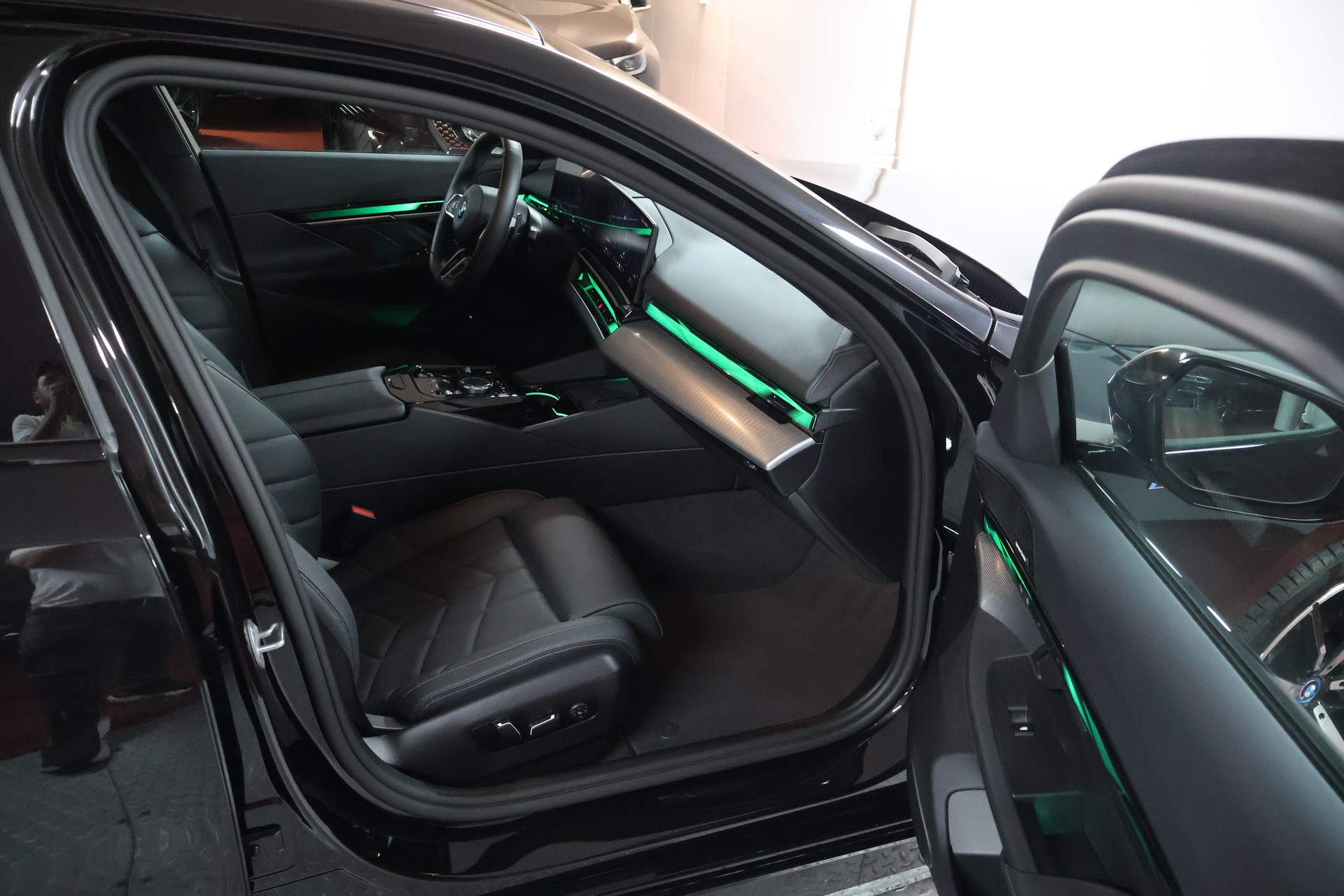 BMW 550e xDrive M Sport Steptronic-image-14