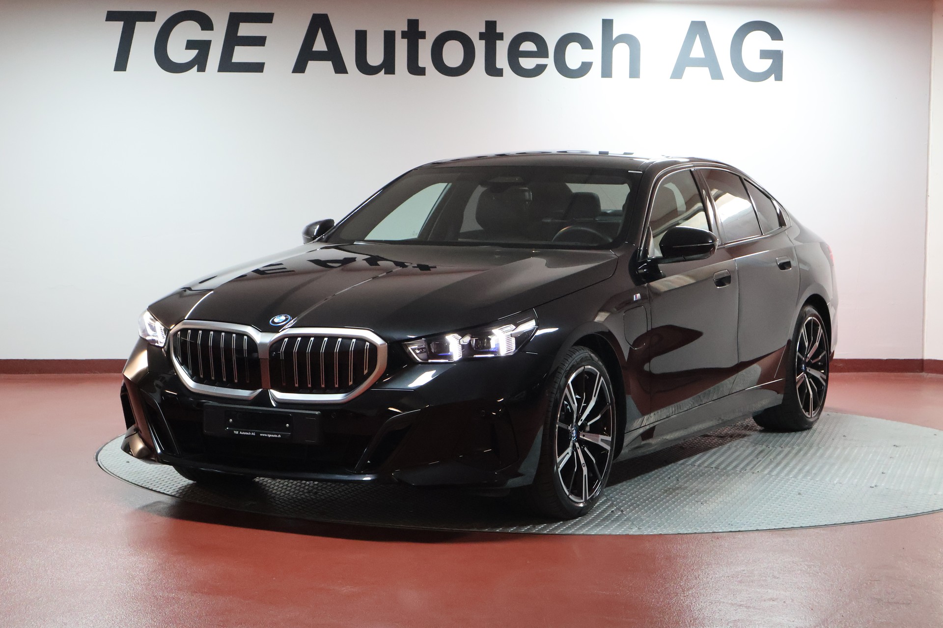 BMW 550e xDrive M Sport Steptronic-image-0