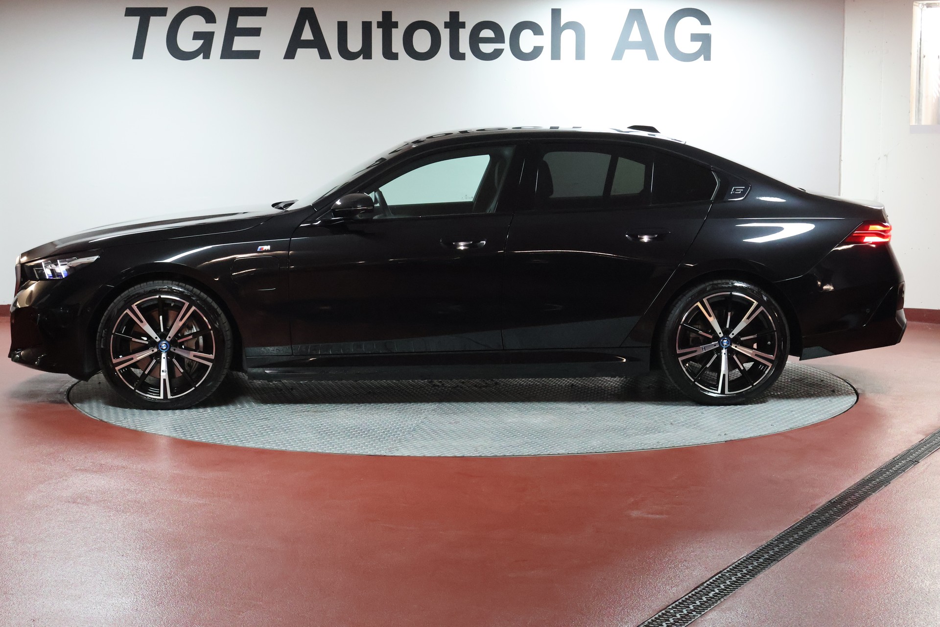 BMW 550e xDrive M Sport Steptronic-image-3