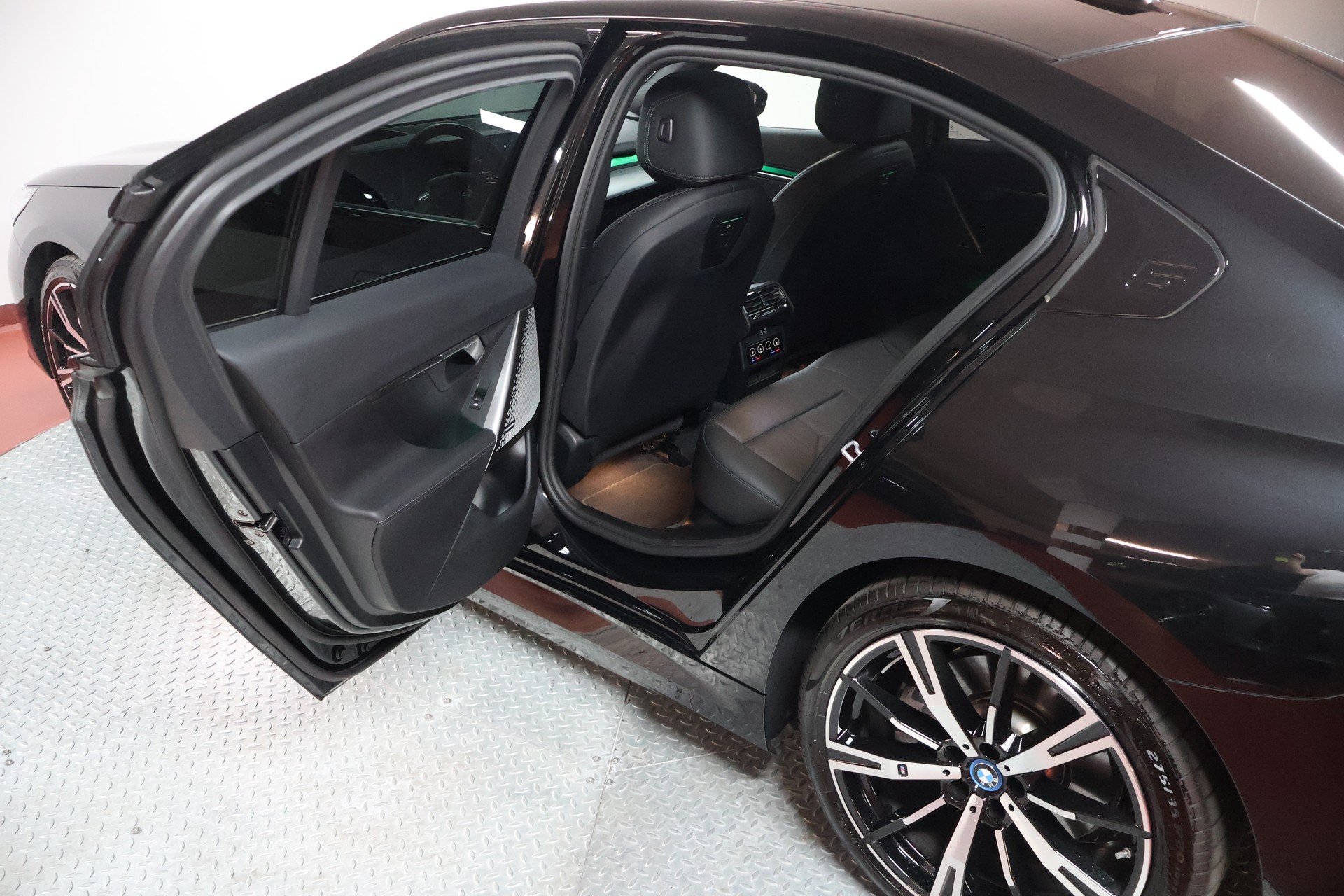 BMW 550e xDrive M Sport Steptronic-image-16