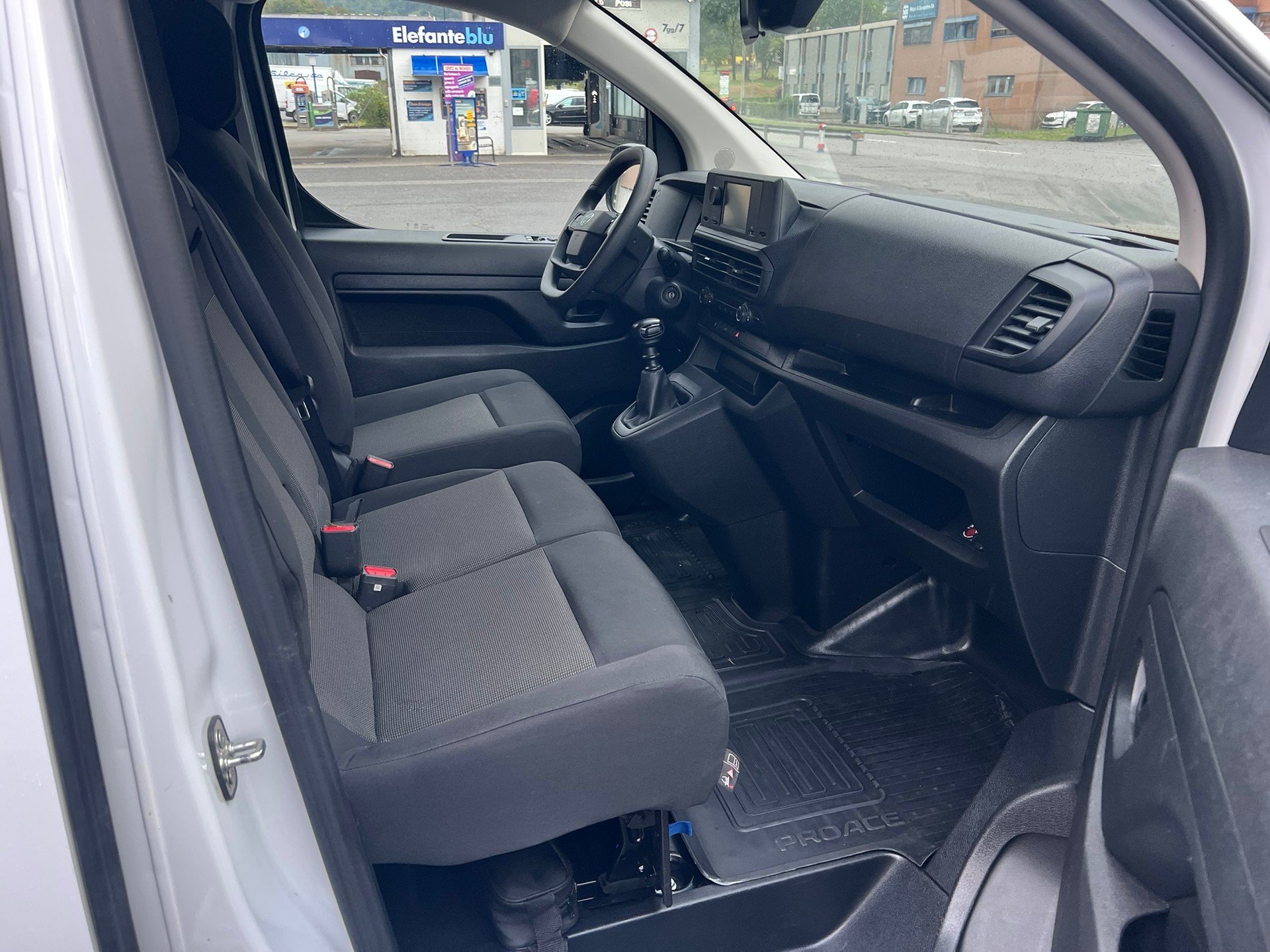 TOYOTA Proace 1.5D Panel Van Medium Active-image-10