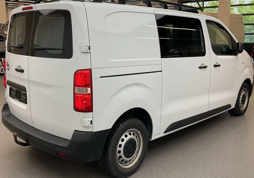 TOYOTA Proace 1.5D Panel Van Medium Active-image-1