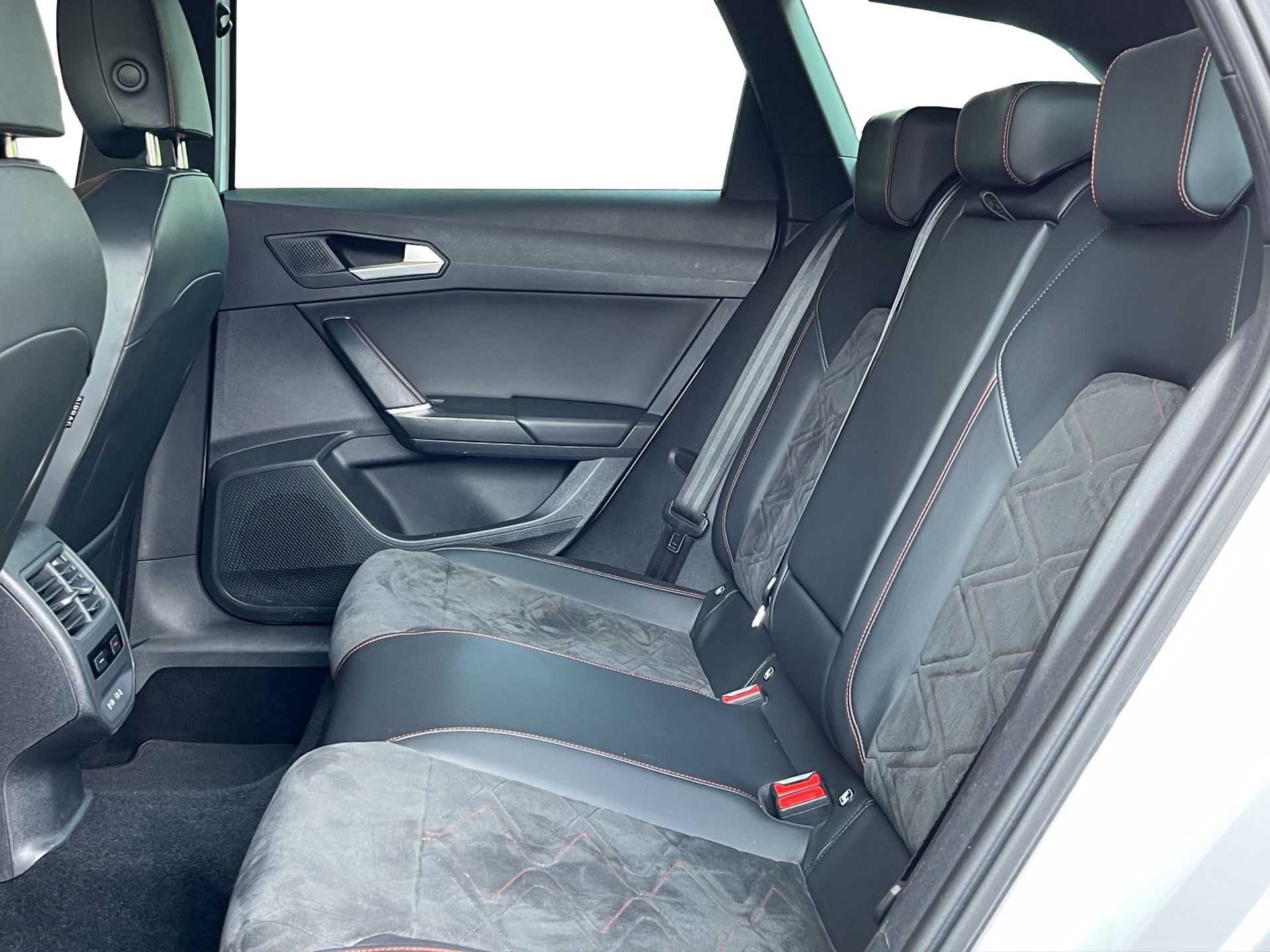 SEAT Leon ST 1.5 eTSI mHEV DSG FR-image-11