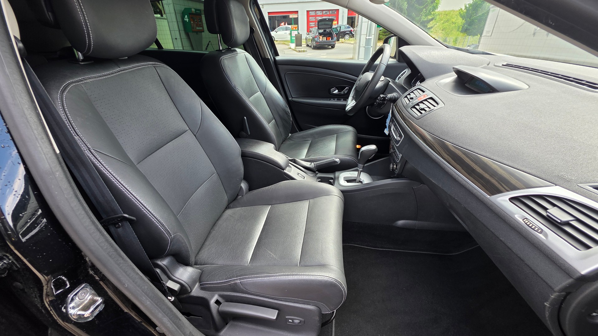 RENAULT Mégane Grandtour 2.0 16V Privilège CVT Automat-image-10
