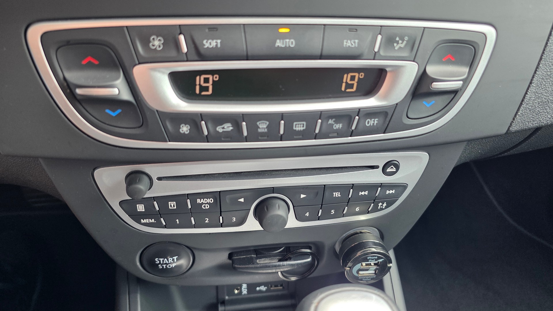 RENAULT Mégane Grandtour 2.0 16V Privilège CVT Automat-image-12