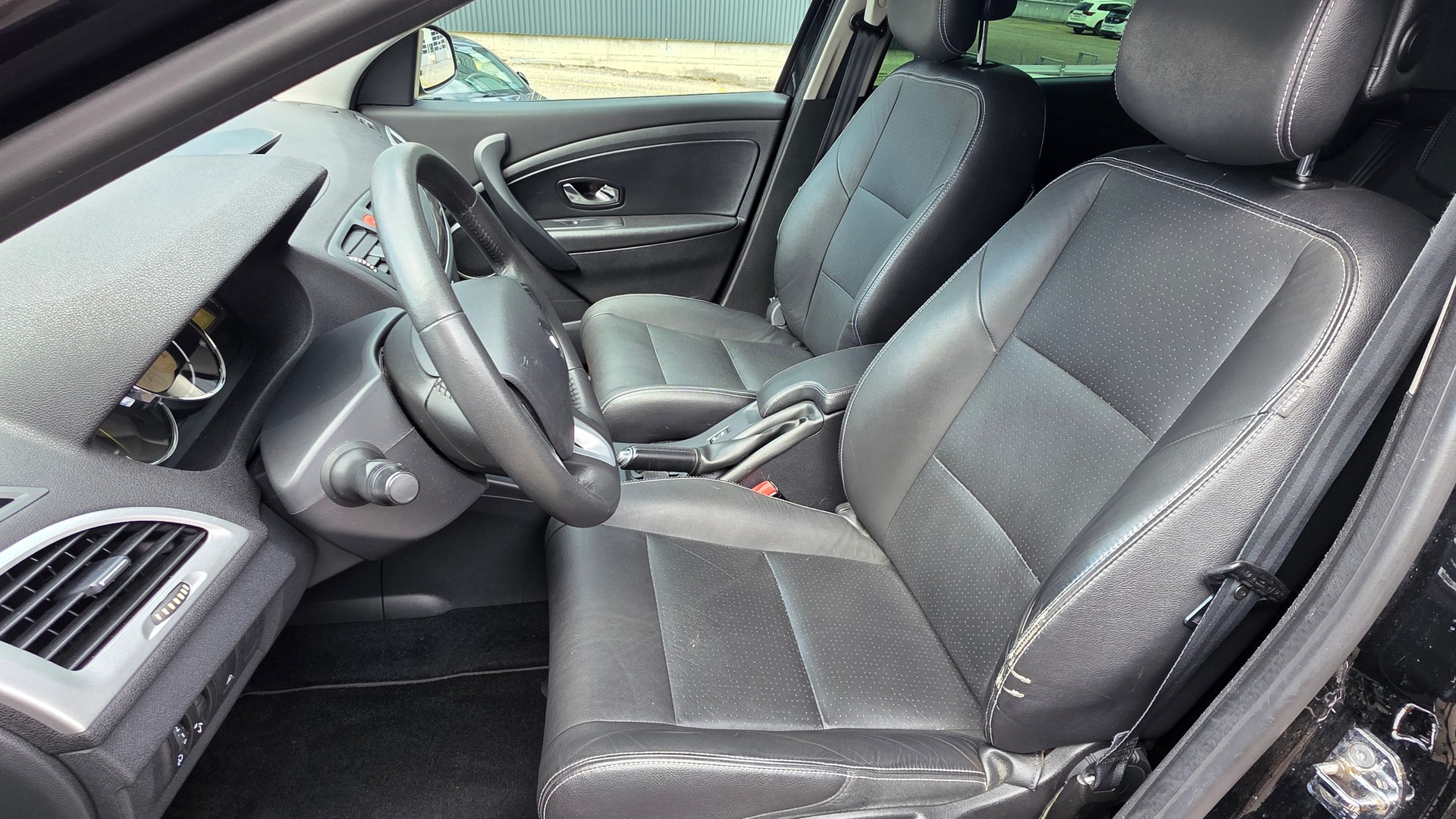 RENAULT Mégane Grandtour 2.0 16V Privilège CVT Automat-image-9
