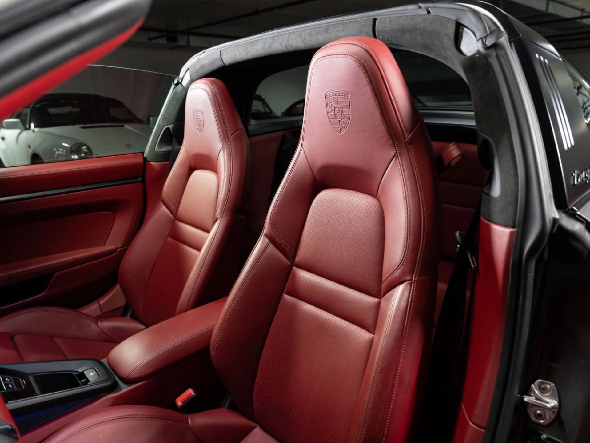 PORSCHE 911 Targa 4 GTS (MY22)-image-4