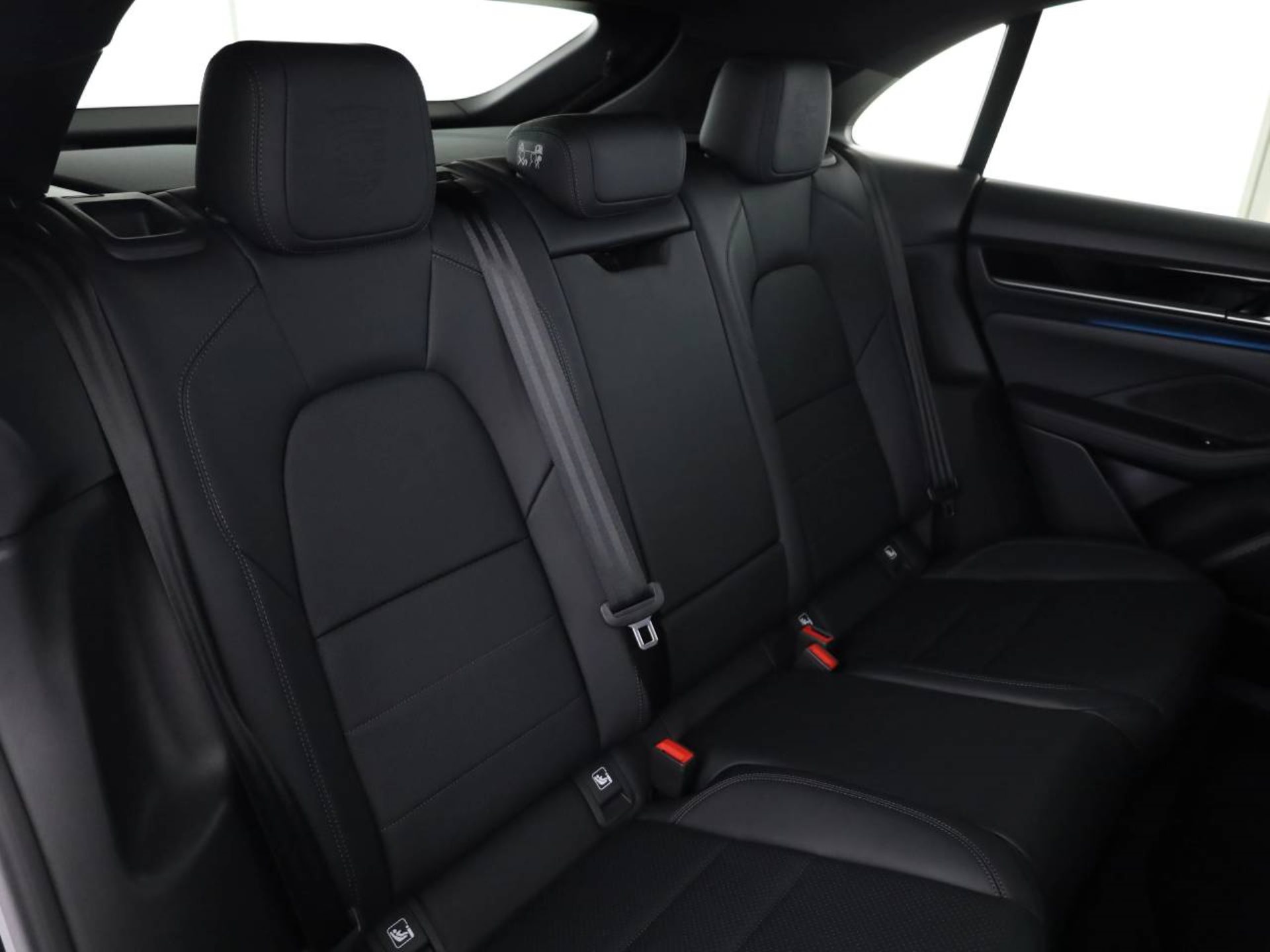 PORSCHE Macan 4S-image-18