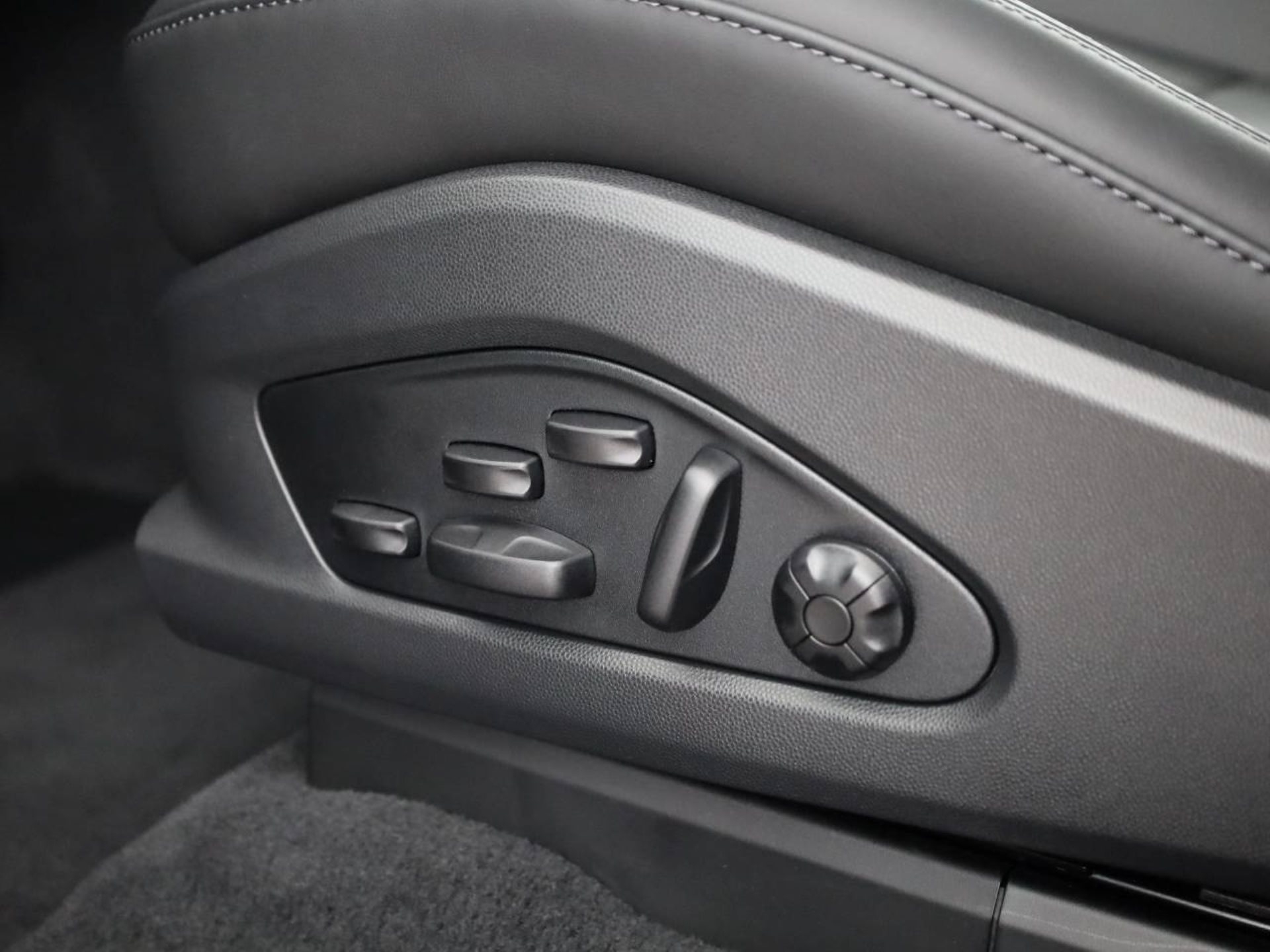 PORSCHE Macan 4S-image-19