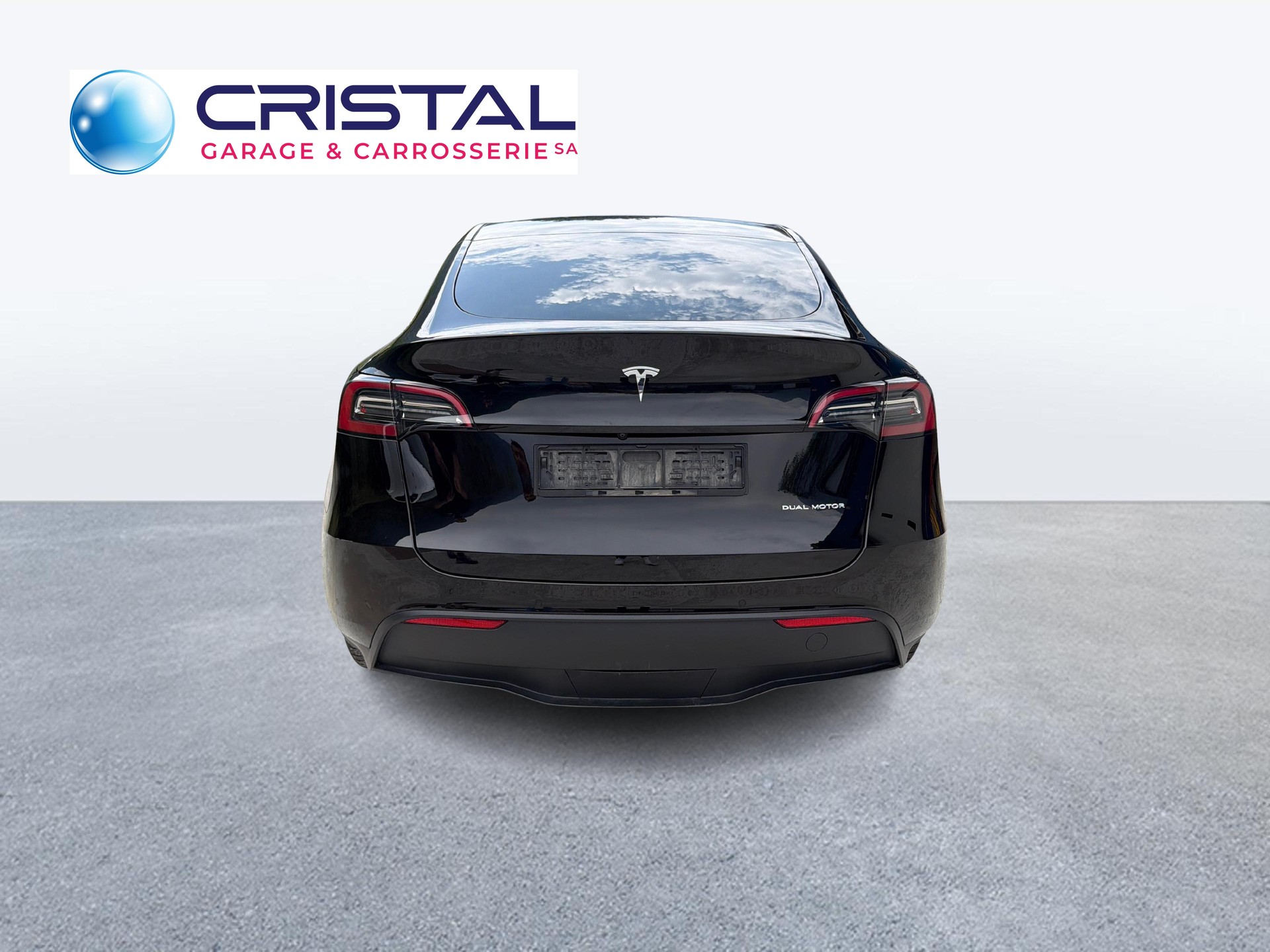 TESLA Model Y Long Range AWD-image-3