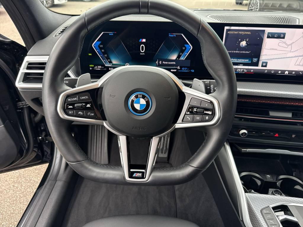 BMW 330e x DriveTouring Steptronic M Sport-image-12