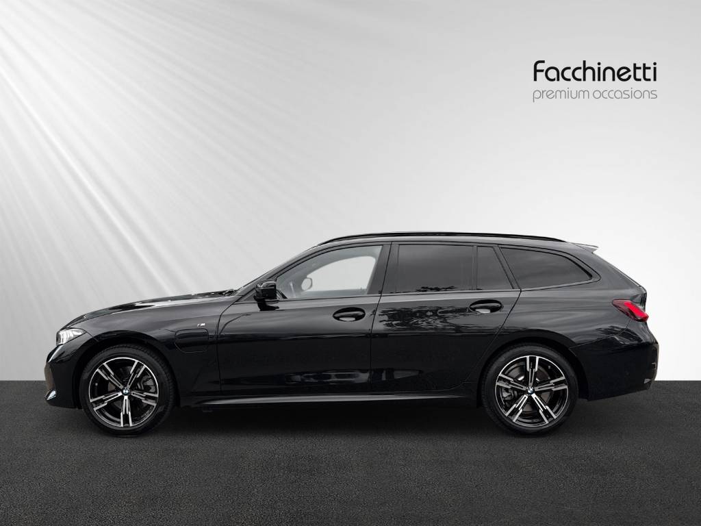 BMW 330e x DriveTouring Steptronic M Sport-image-2