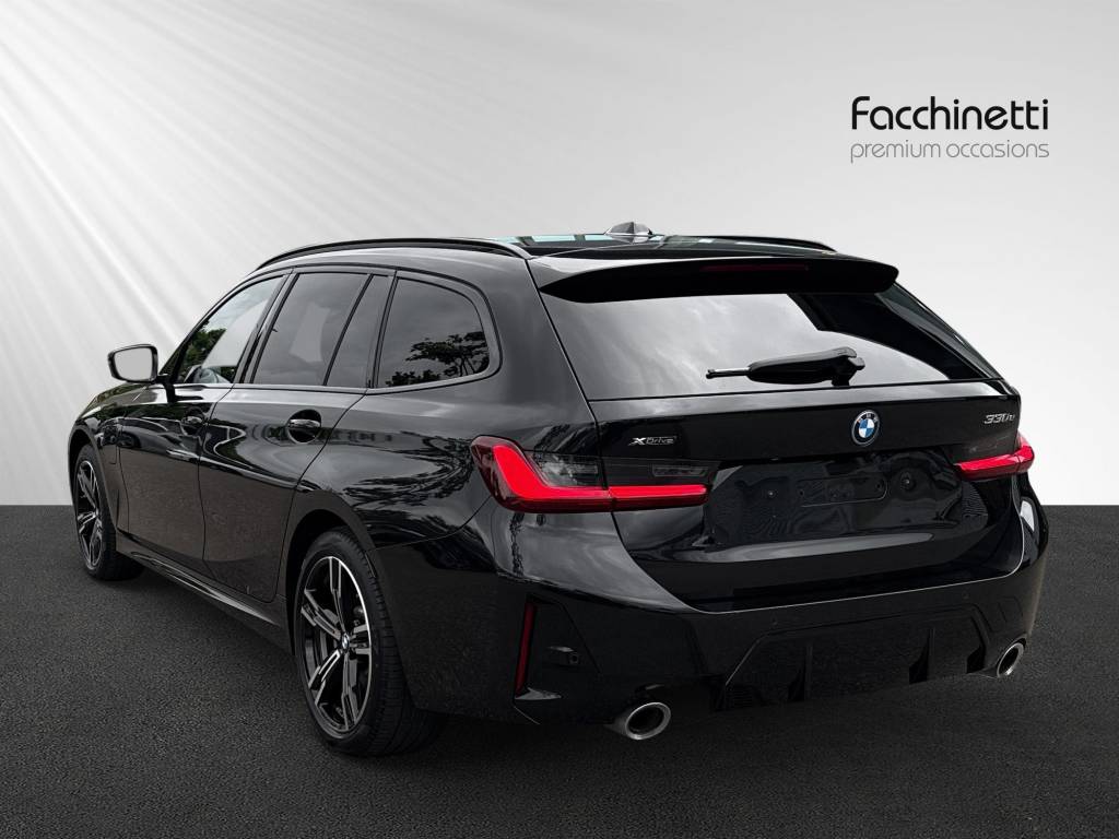 BMW 330e x DriveTouring Steptronic M Sport-image-3