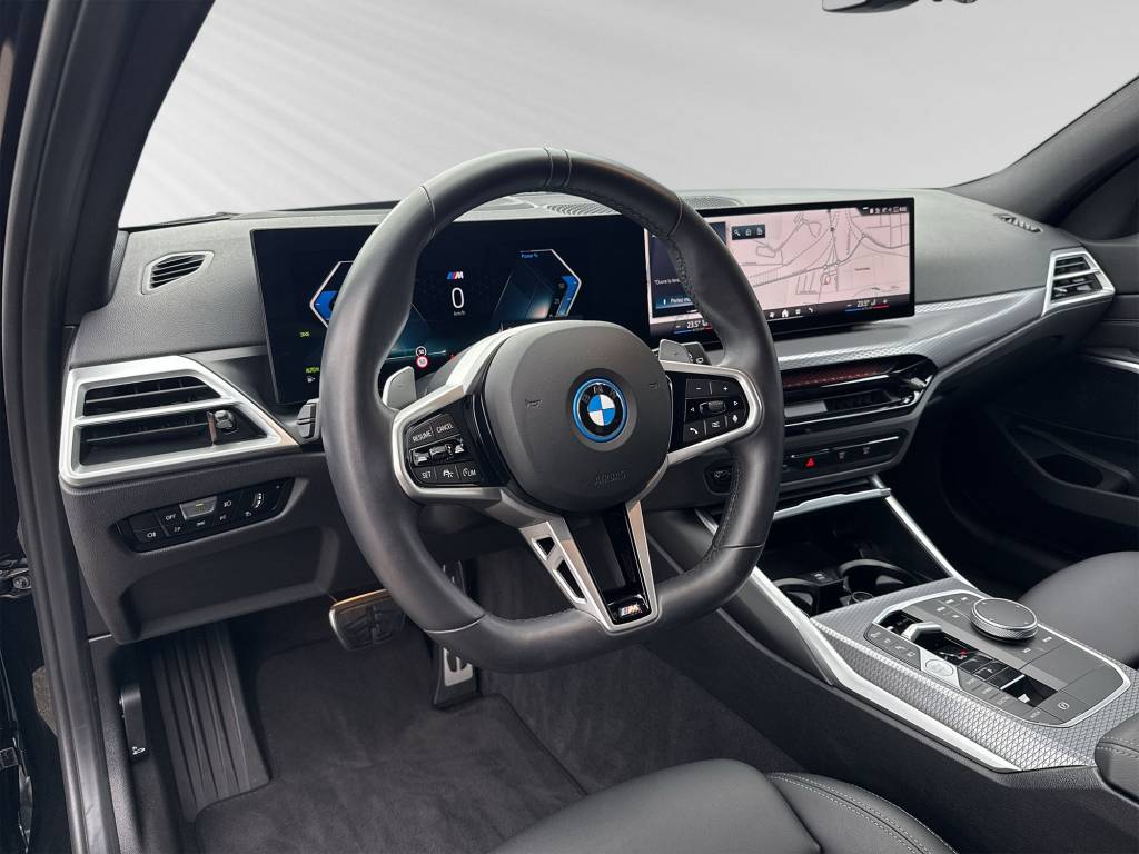 BMW 330e x DriveTouring Steptronic M Sport-image-4
