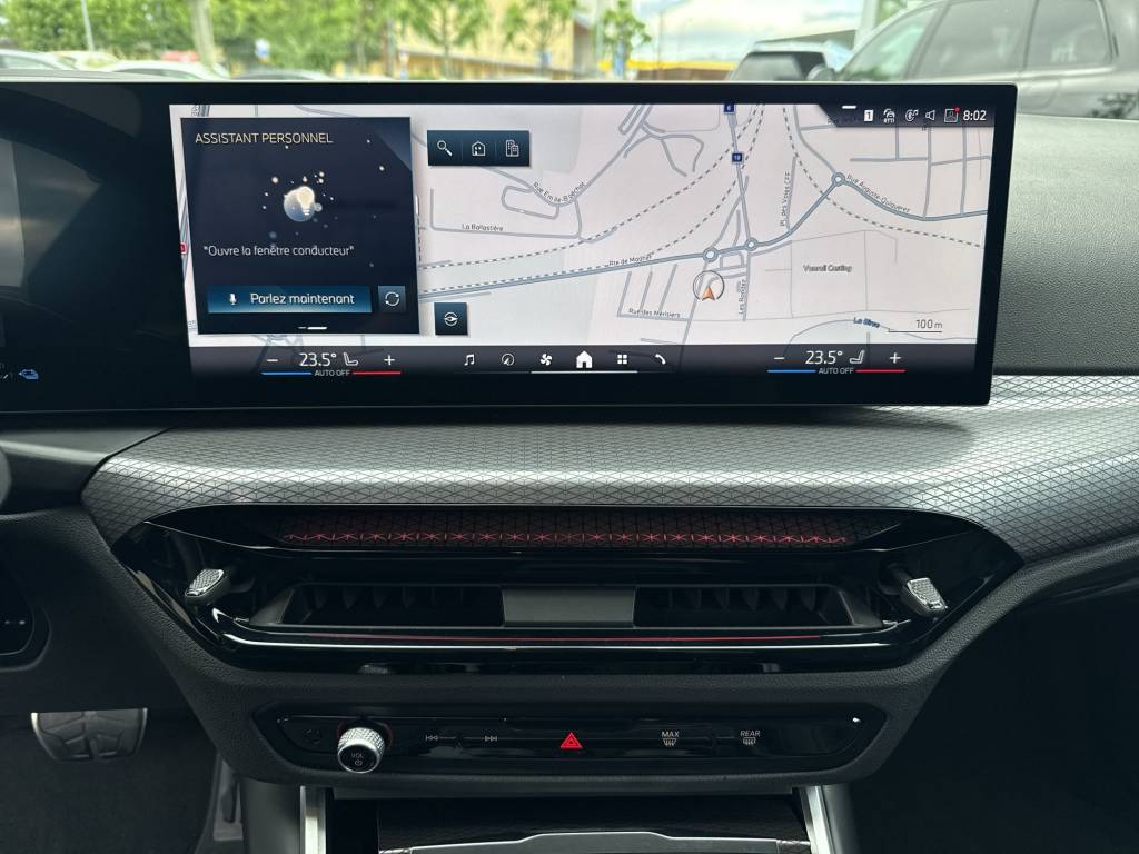 BMW 330e x DriveTouring Steptronic M Sport-image-11