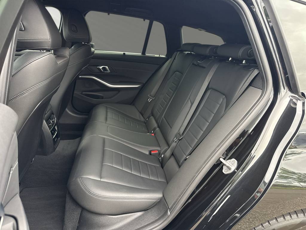 BMW 330e x DriveTouring Steptronic M Sport-image-7