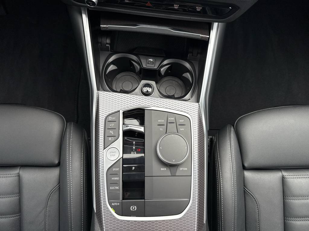BMW 330e x DriveTouring Steptronic M Sport-image-13