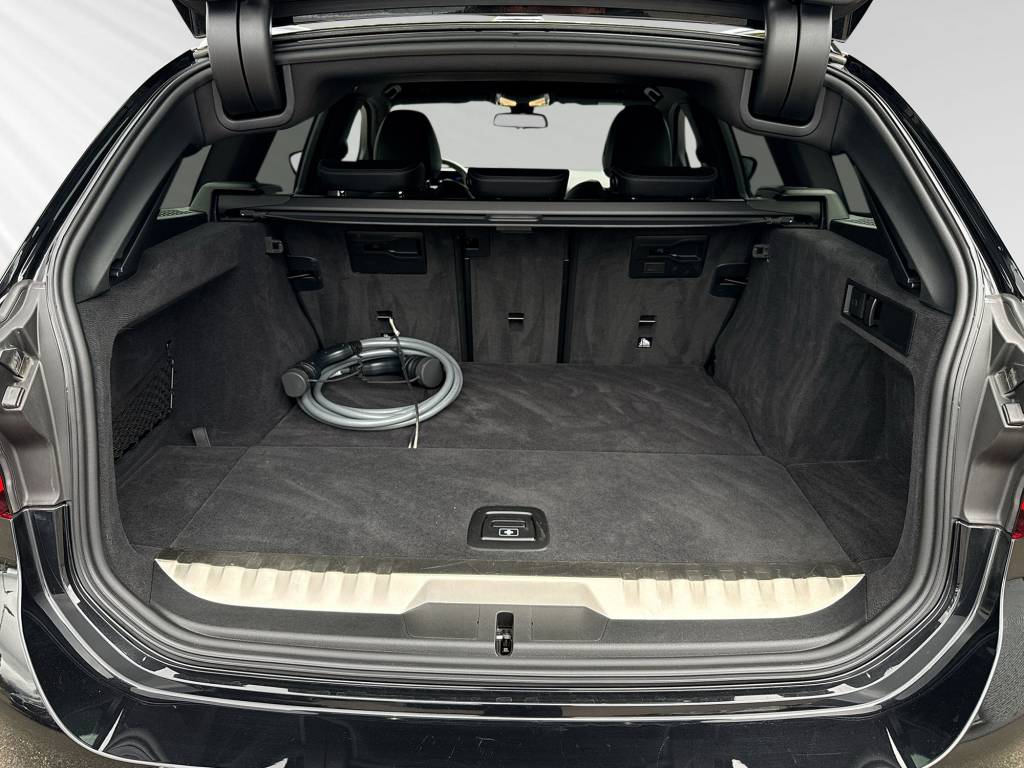 BMW 330e x DriveTouring Steptronic M Sport-image-8