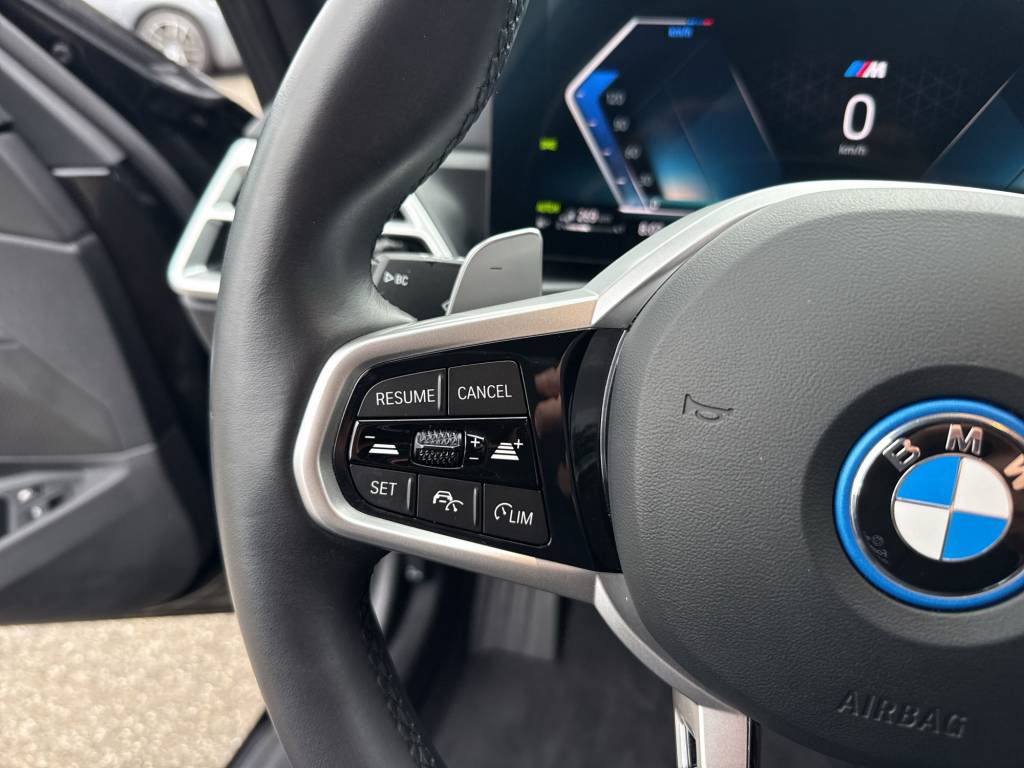 BMW 330e x DriveTouring Steptronic M Sport-image-15
