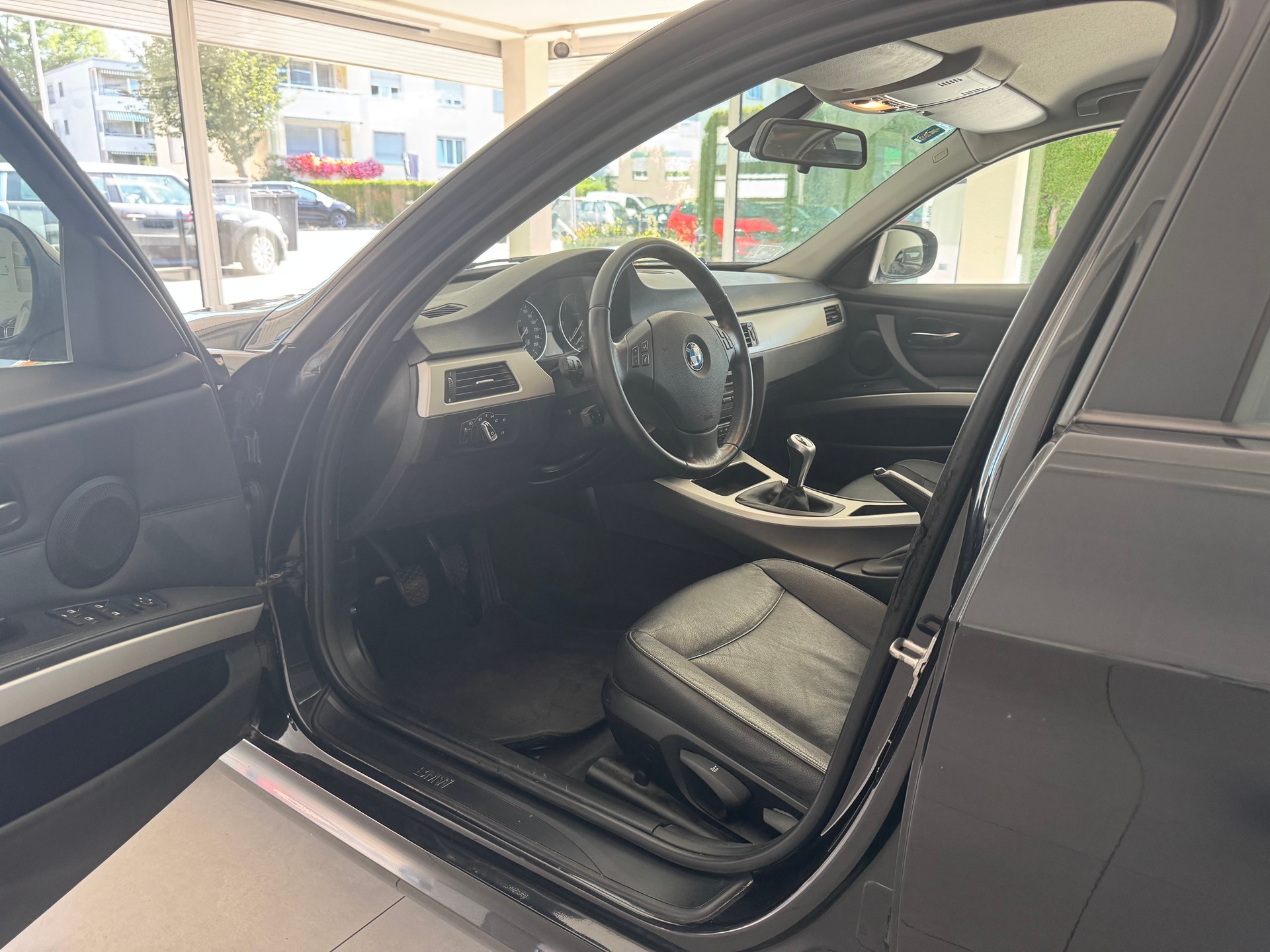 BMW 320d-image-8