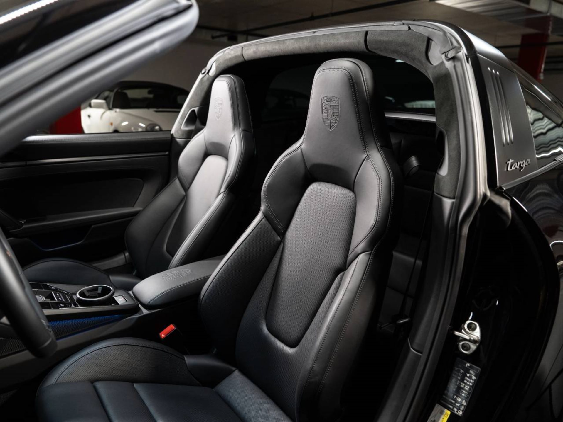 PORSCHE 911 Targa 4 GTS-image-4