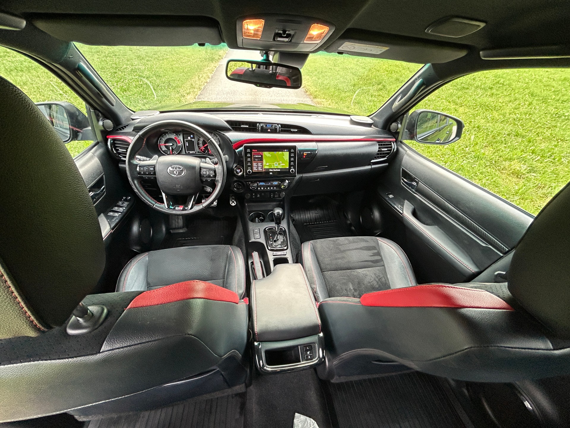 TOYOTA 2.8D GR Sport 230PS Double Cab 4x4 A-image-9