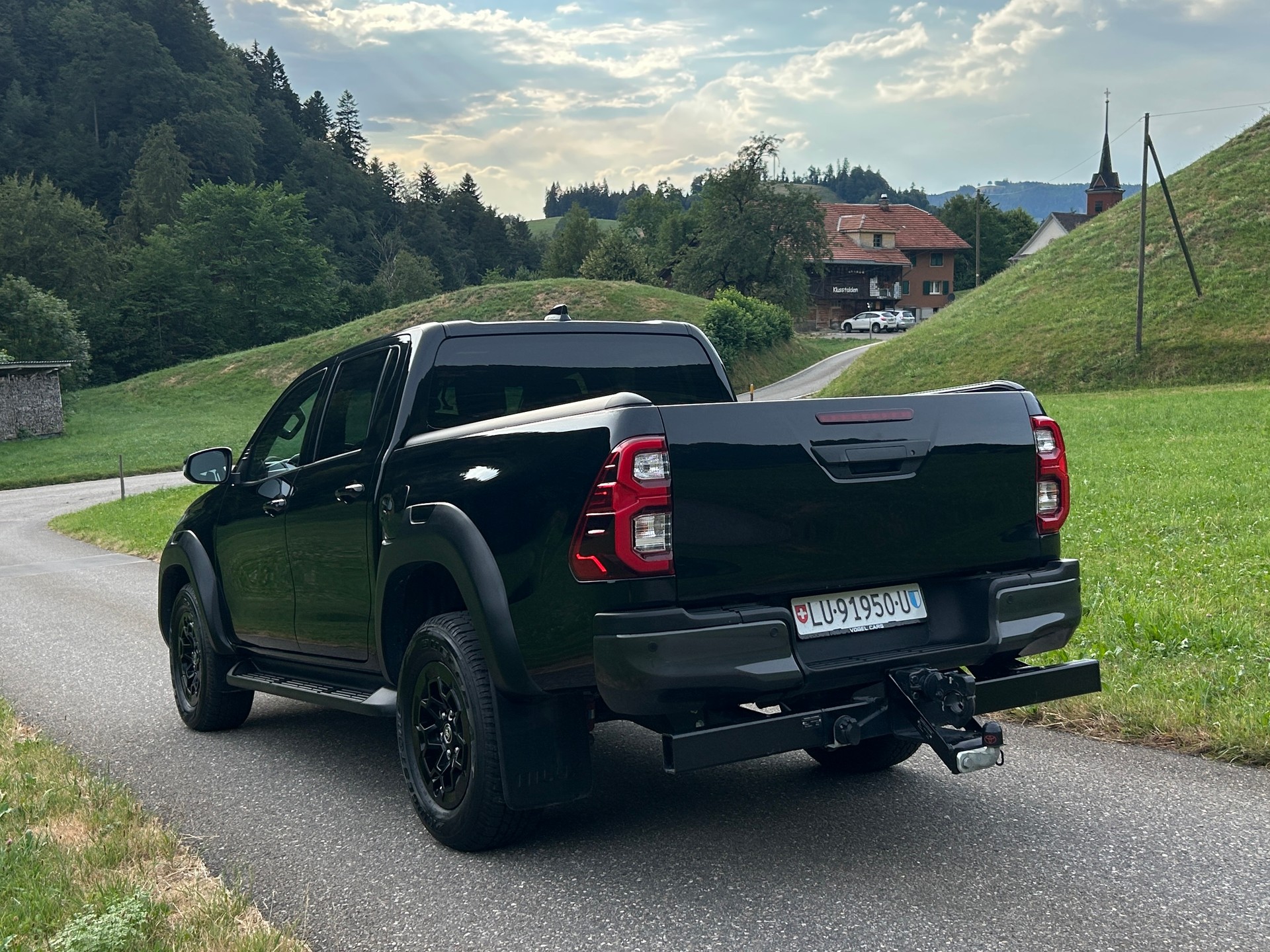 TOYOTA 2.8D GR Sport 230PS Double Cab 4x4 A-image-2