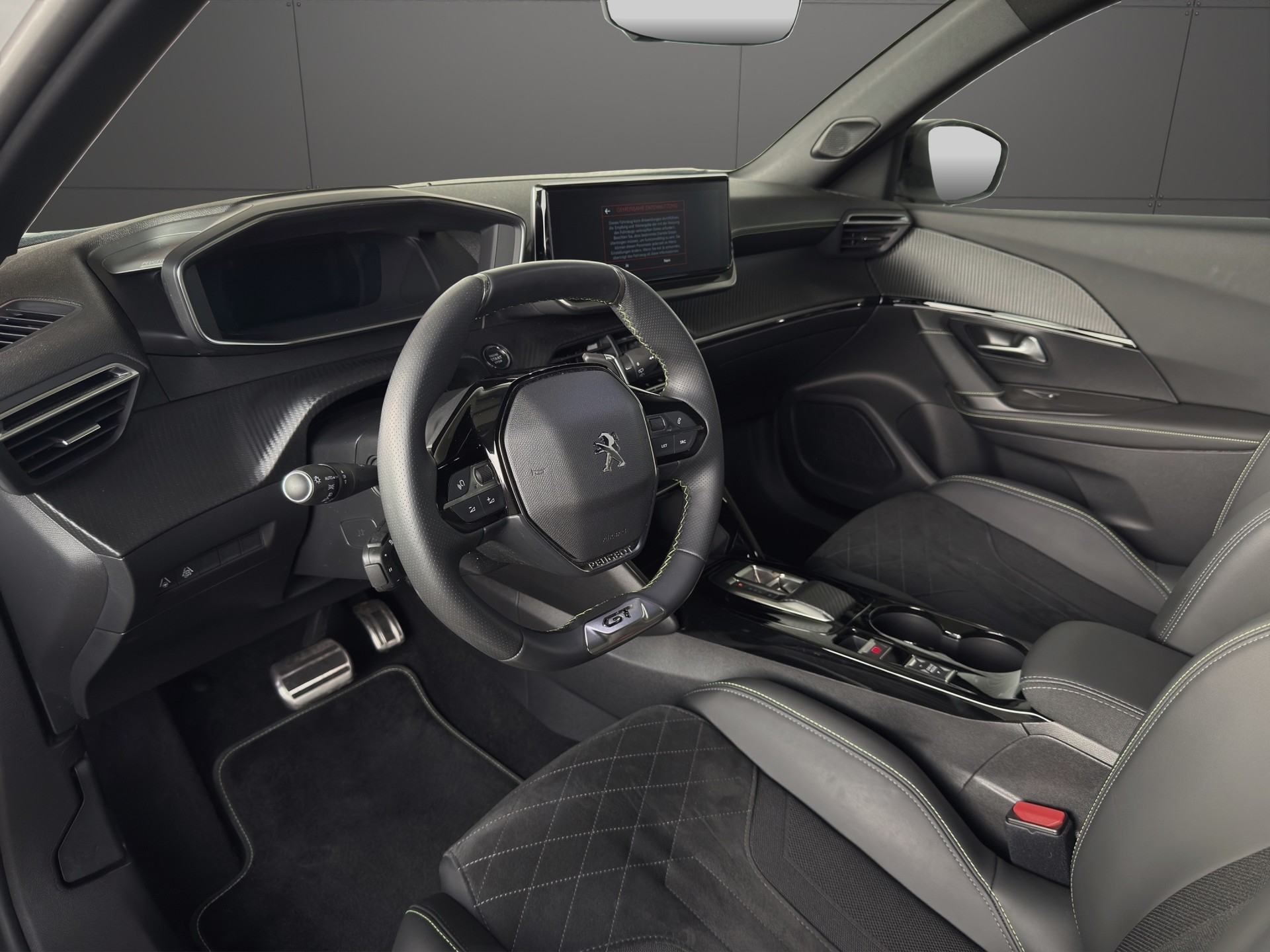 PEUGEOT 2008 1.2 PureTech GT EAT8-image-6