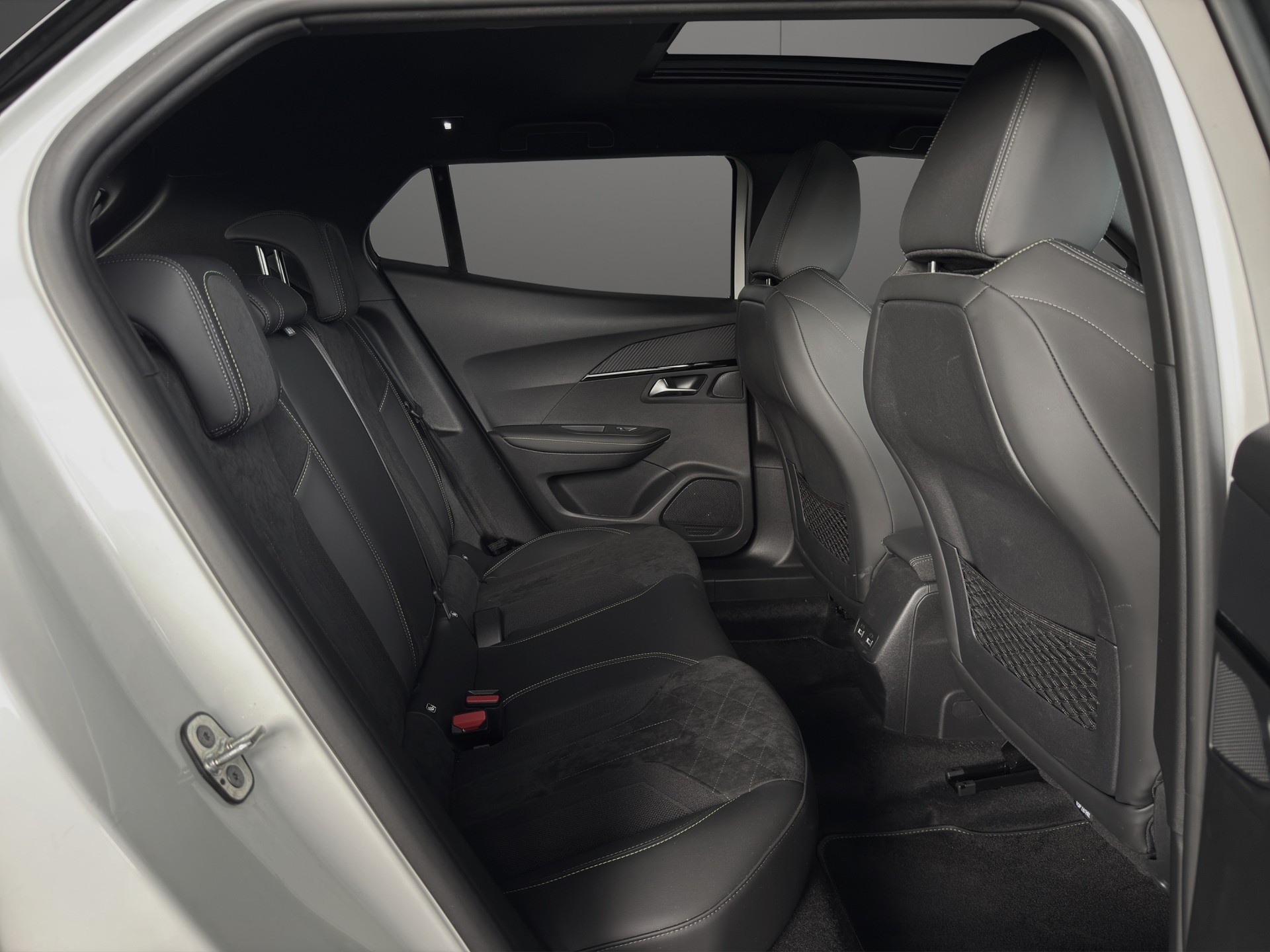 PEUGEOT 2008 1.2 PureTech GT EAT8-image-9