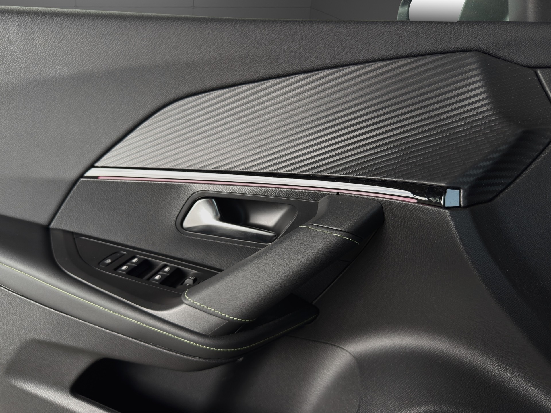 PEUGEOT 2008 1.2 PureTech GT EAT8-image-15