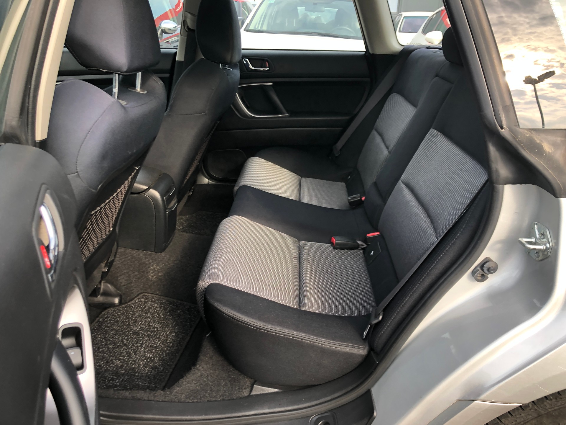 SUBARU Legacy 2.0i AWD Swiss-image-9