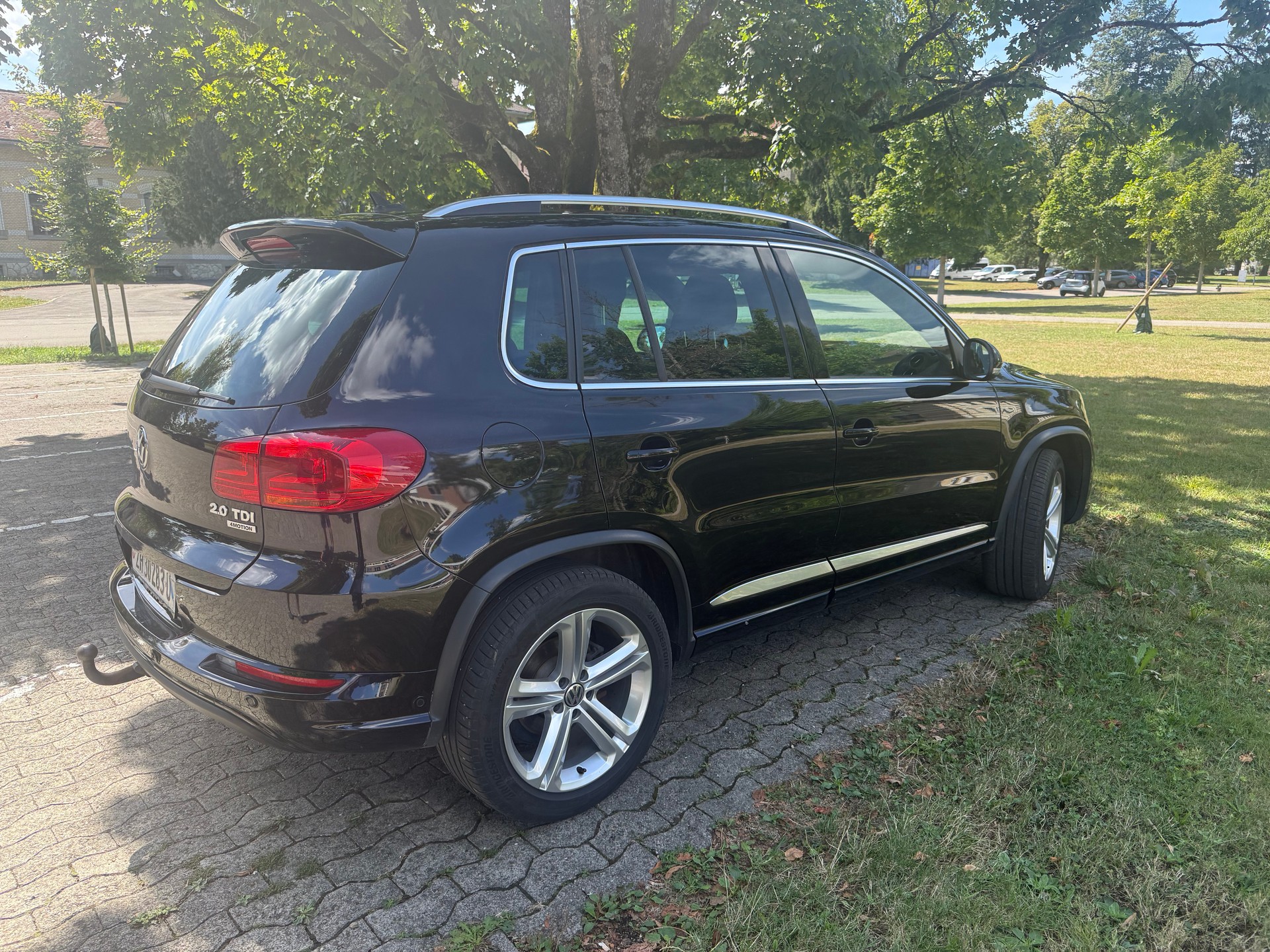 VW Tiguan 2.0 TDI BMT R-Line Design 4Motion DSG-image-2