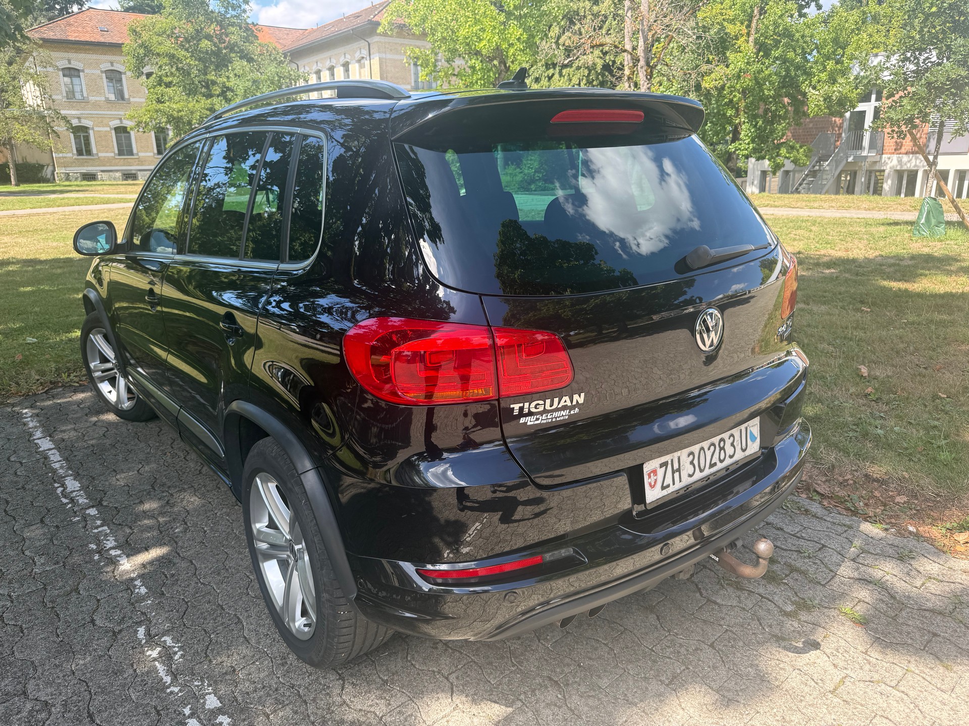 VW Tiguan 2.0 TDI BMT R-Line Design 4Motion DSG-image-3
