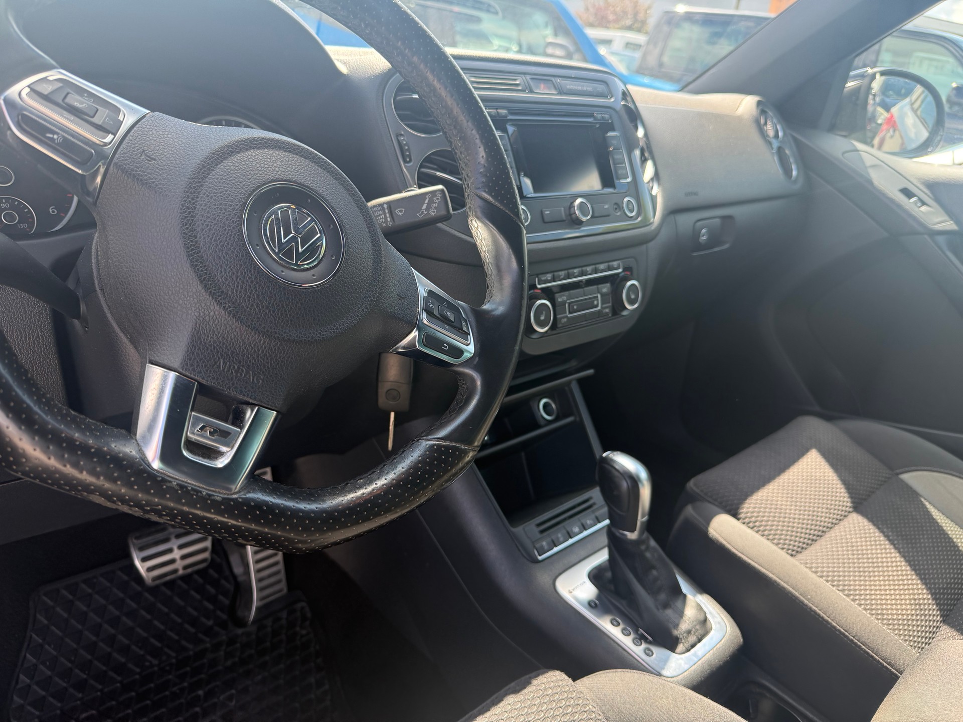 VW Tiguan 2.0 TDI BMT R-Line Design 4Motion DSG-image-4