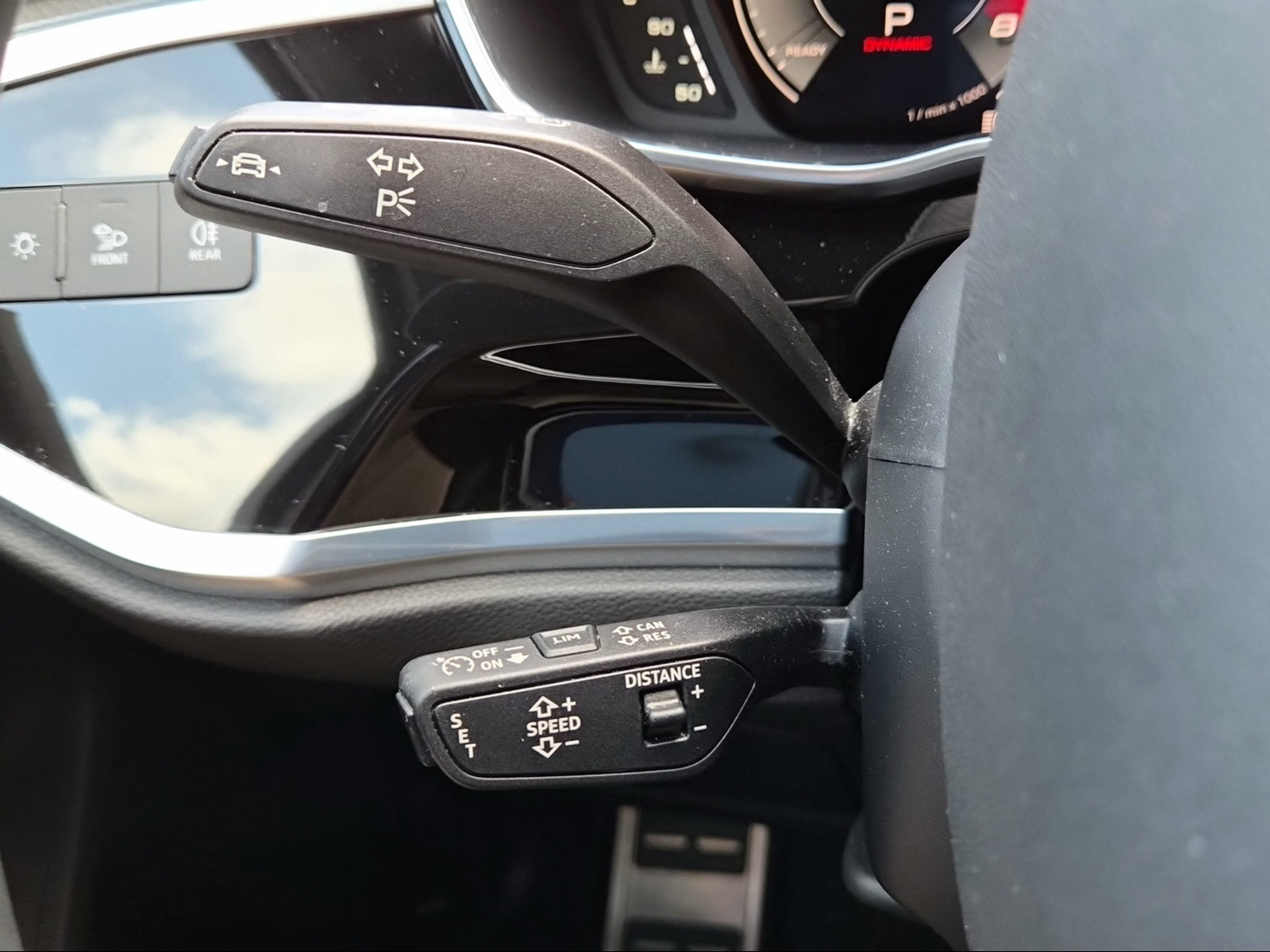 AUDI audi Q3 35 TFSI S line Attraction S-tronic Mythosschwarz Metallic-image-15