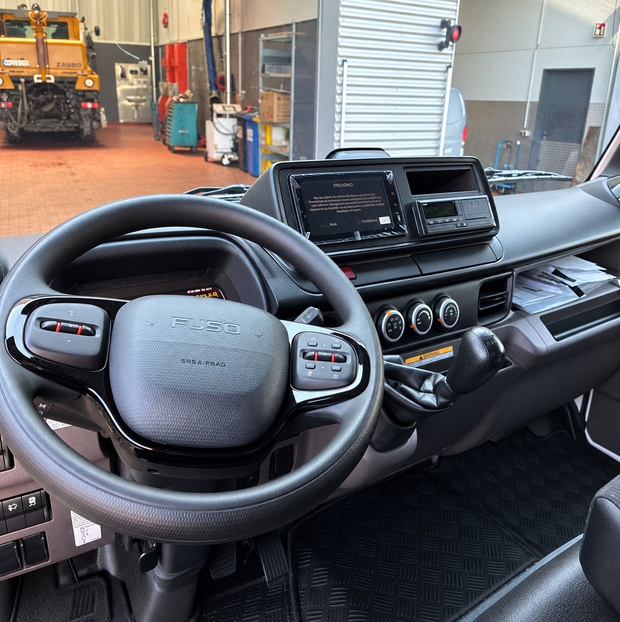 MITSUBISHI FUSO Canter 7C18 4x2 Koffer LBW-image-3