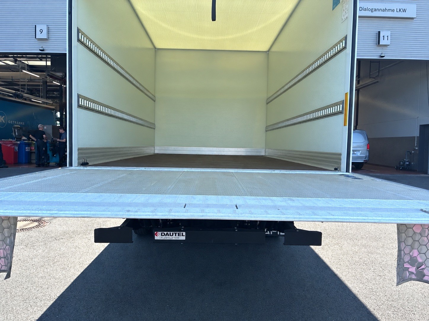 MITSUBISHI FUSO Canter 7C18 4x2 Koffer LBW-image-2
