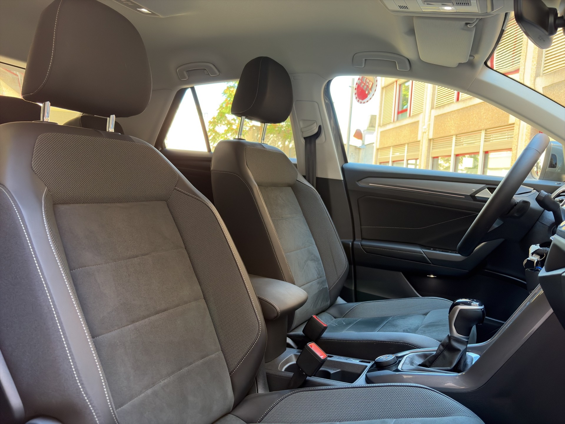 VW T-Roc 2.0 TSI Style DSG 4Motion-image-11