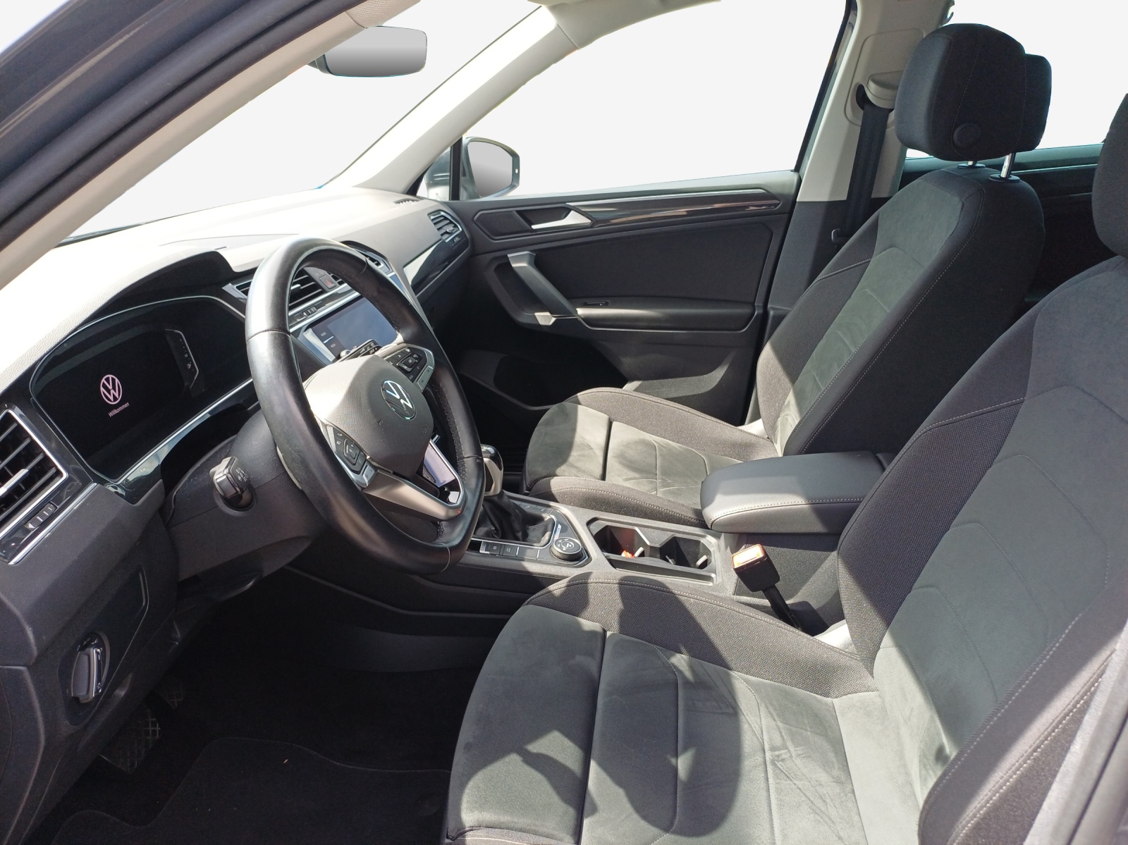 VW Tiguan 2.0 TDI SCR Life 4Motion DSG-image-7