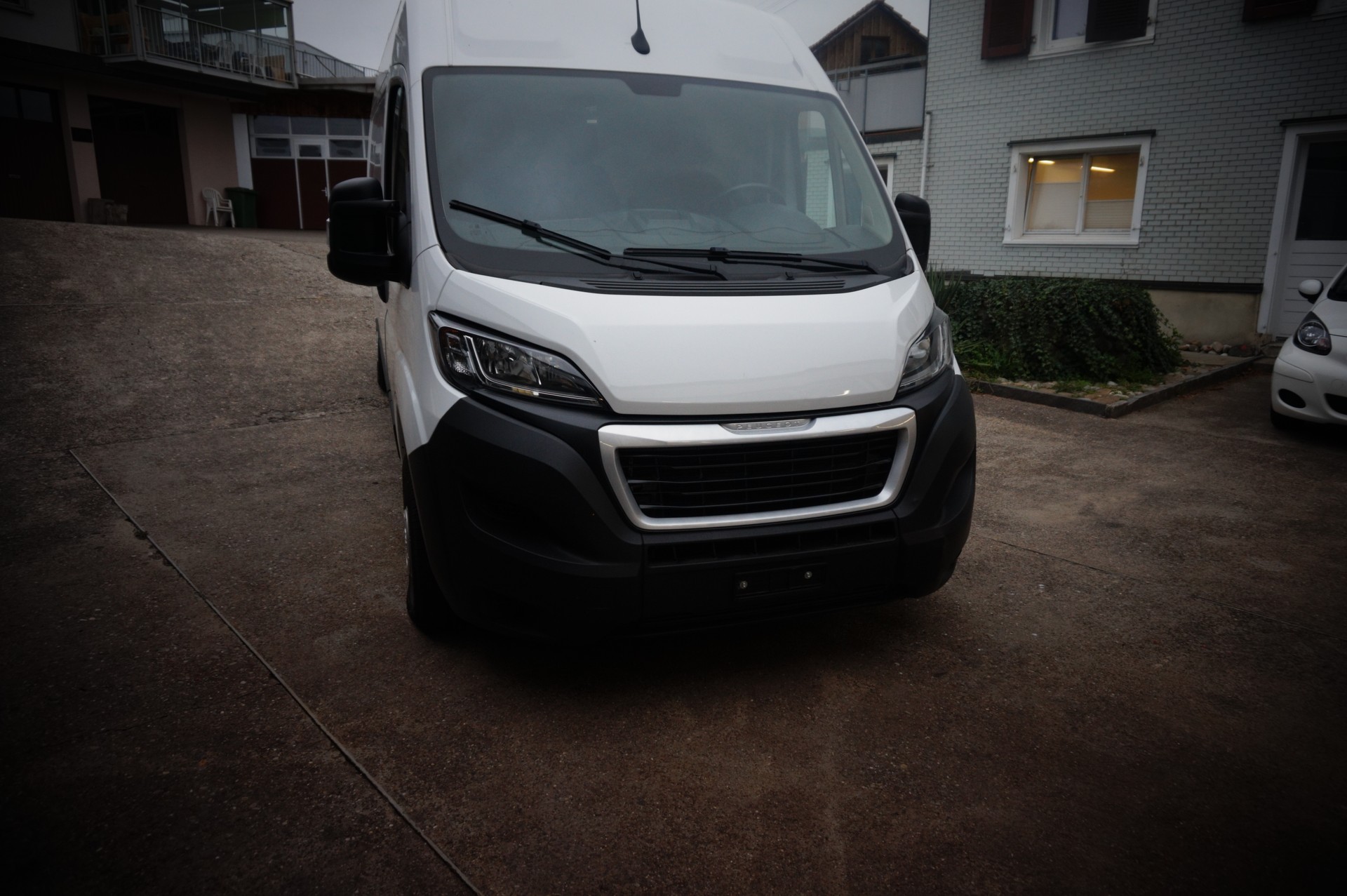 PEUGEOT Boxer 2.2 HDI 335 L3H2-image-1
