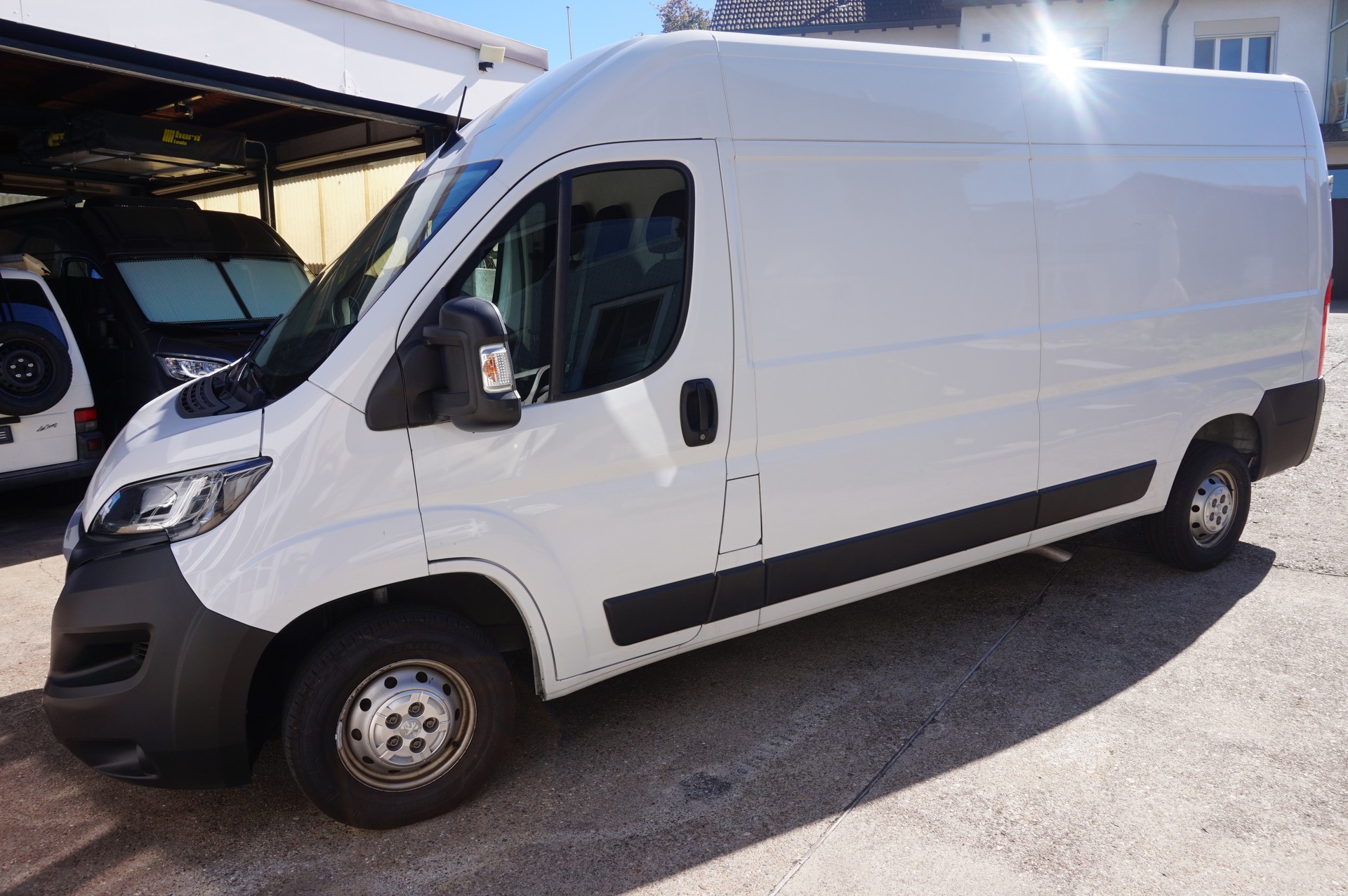 PEUGEOT Boxer 2.2 HDI 335 L3H2-image-1