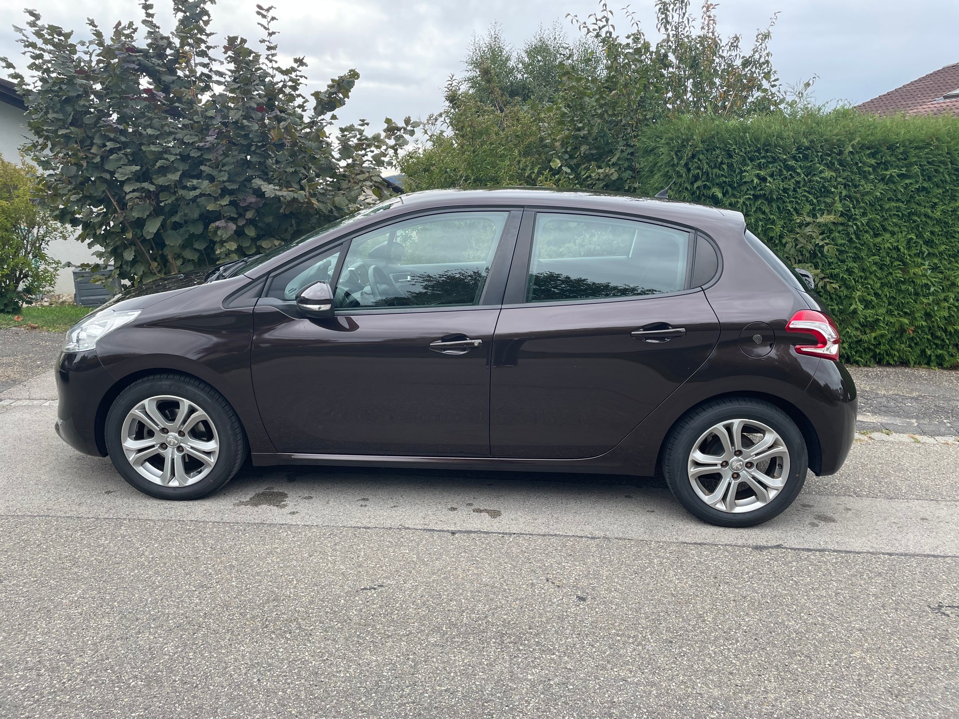 PEUGEOT 1.2 VTi Intuitive-image-2