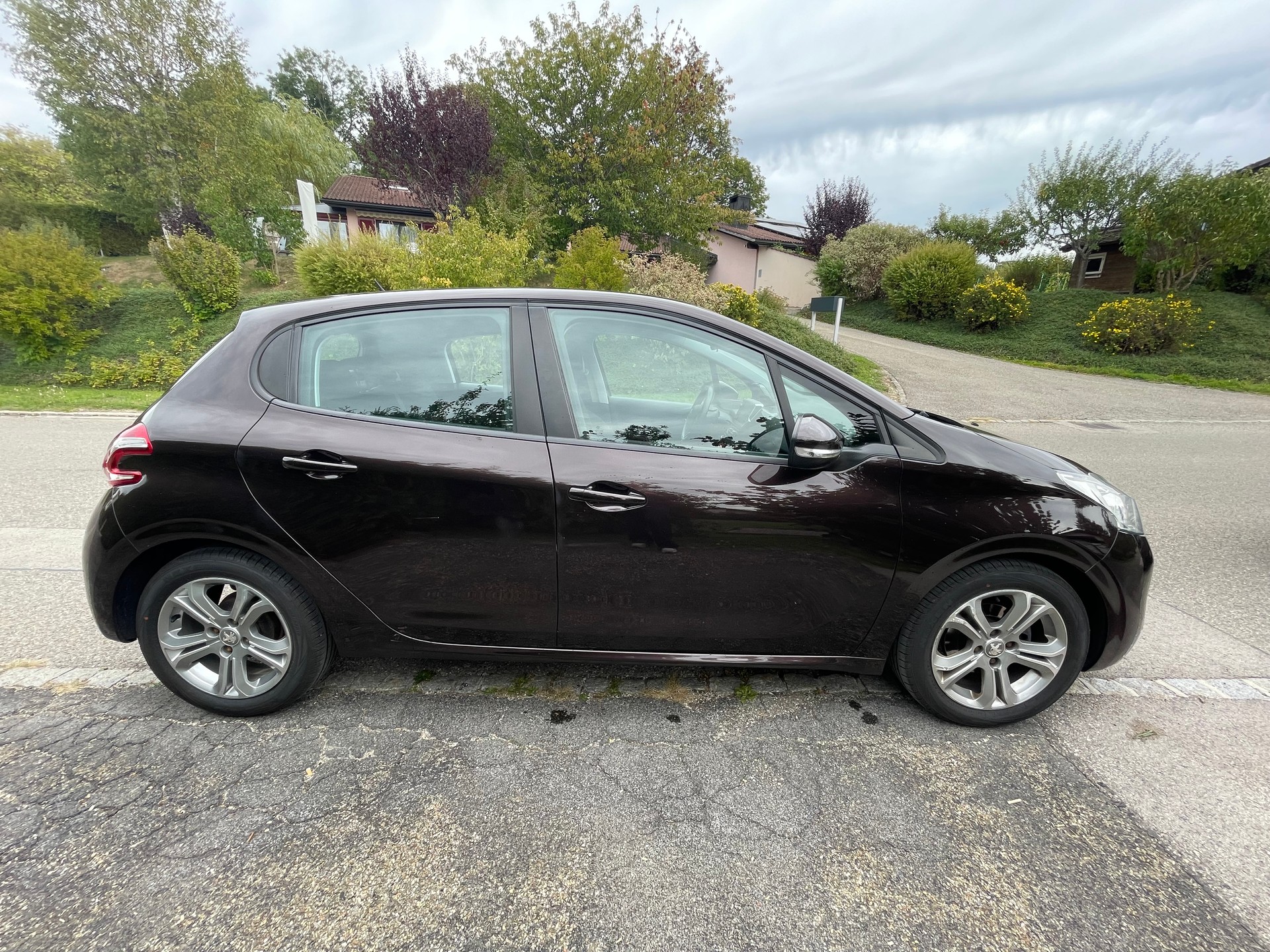 PEUGEOT 1.2 VTi Intuitive-image-1
