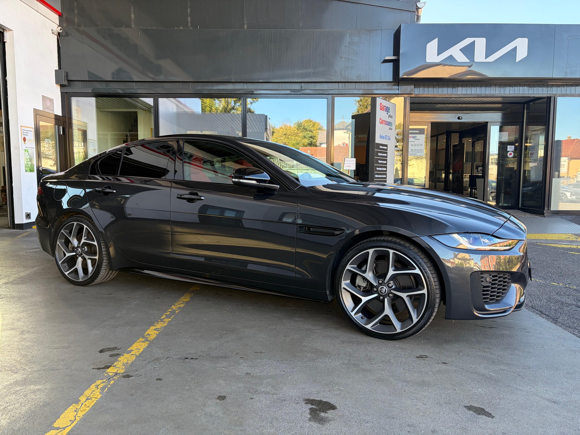 JAGUAR XE 2.0 T 300 Sport AWD-image-1
