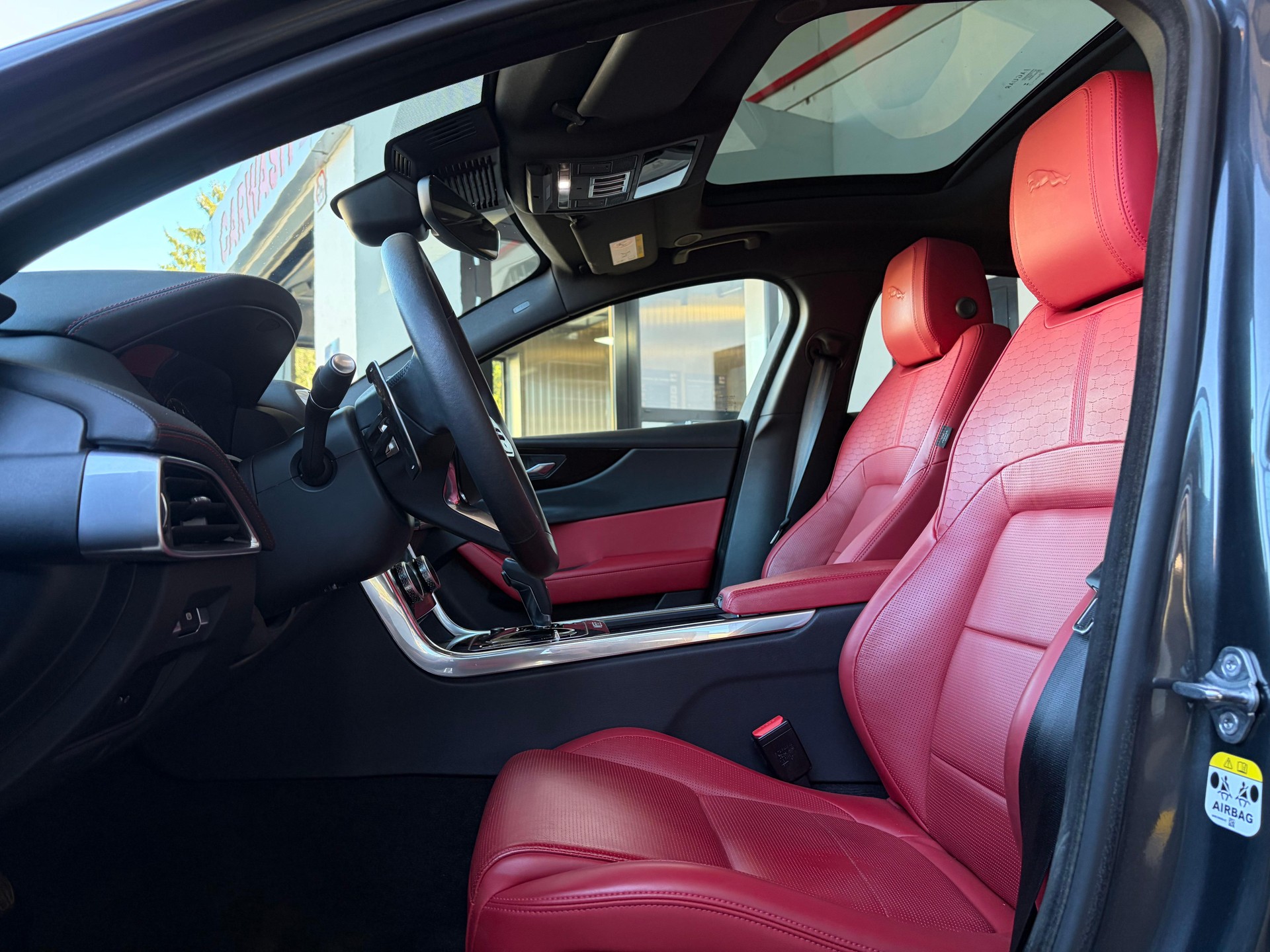 JAGUAR XE 2.0 T 300 Sport AWD-image-4